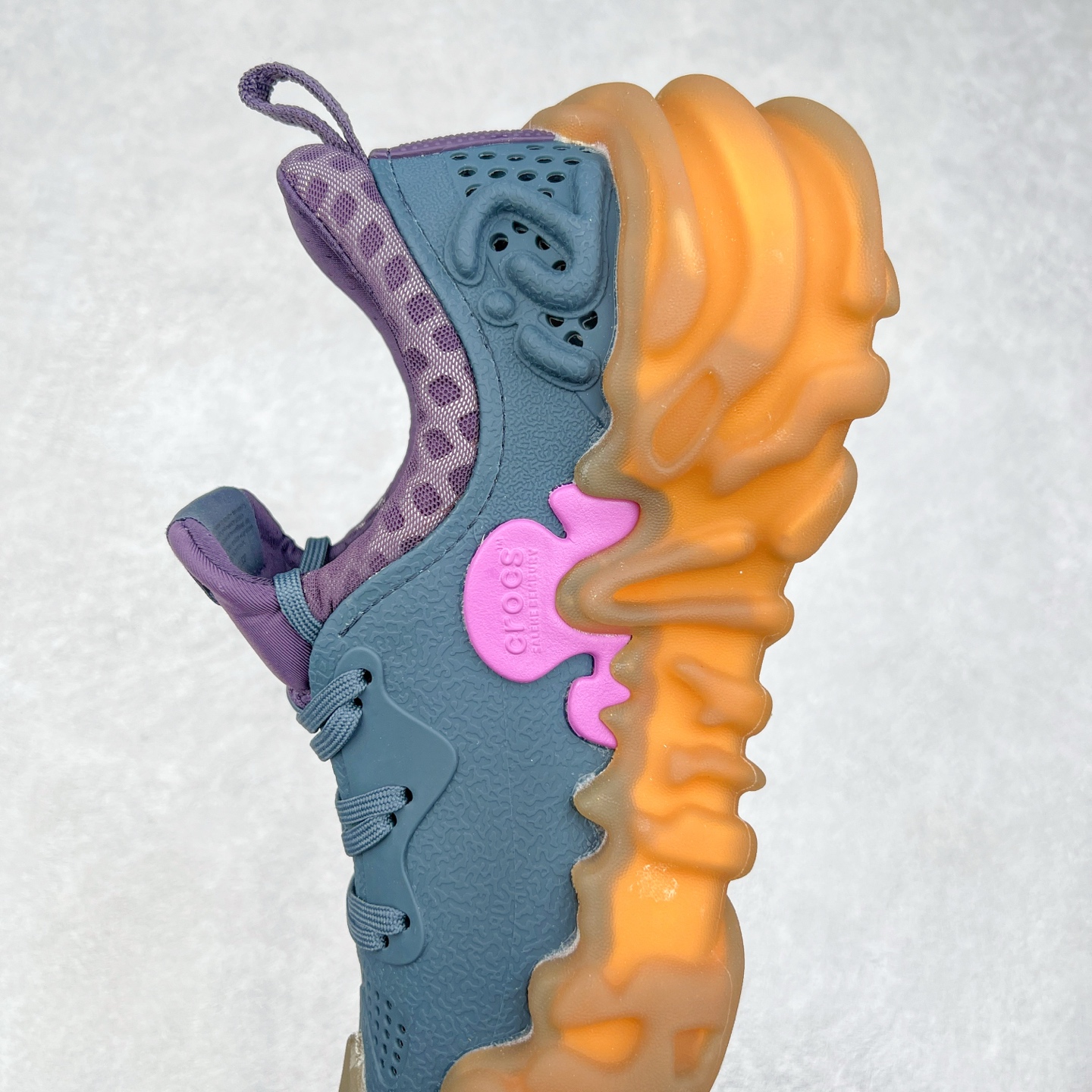 图片[7]-＃DG莞产 Salehe Bembury x Crocs Pollex Juniper 卡骆驰联名款经典简约休闲沙滩洞洞拖鞋凉鞋 透明防水袋包装 注意配件需单独购买 超轻Croslite专利材料打造 鞋面更加耐用易清洗 该鞋款轻盈舒适 2002年 经典克骆格诞生 秉承外形简单 穿着舒适的初衷 不断为消费者带来舒适的穿着体验 穿出“趣”味 鞋面洞洞可搭彰显个性的智必星 一鞋两穿 可调节式后跟带增添鞋身的稳固性能 放前面变成愜意舒适的凉拖 放后面行走跑跳更加稳妥 Croslite ™材料 封闭式细胞树脂 能够在体温作用下自动变形以适应脚部形状 涉水性优秀的同时易于清洁 抓地力强 不易打滑 Crocs的核心理念：轻便 灵活 全方位的舒适感 同步官方尺码：M4（36-37） M5（37-38）M6（38-39）M7（39-40）M8（41-42）M9（42-43）M10（43-44）M11（45-46）-选品中心