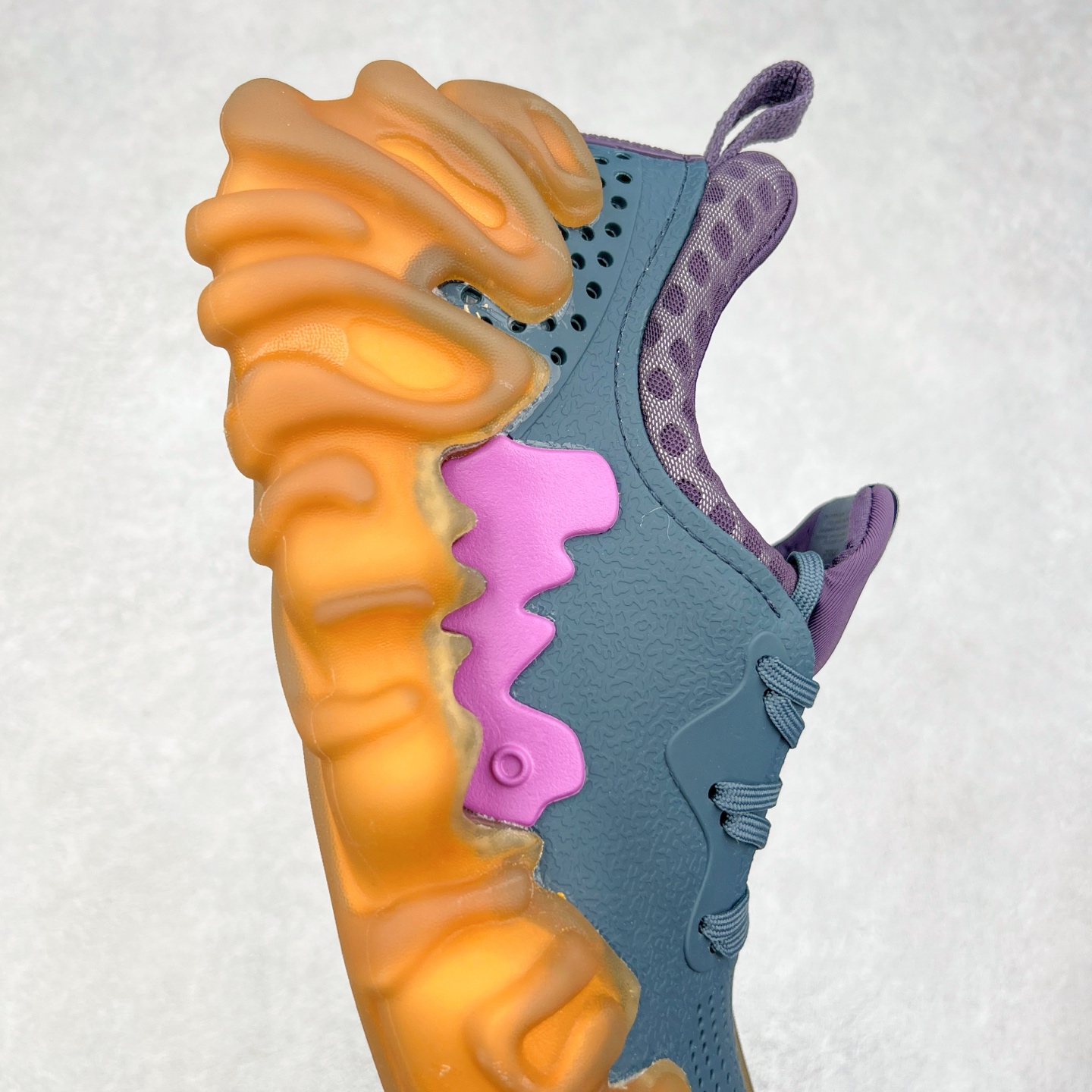 图片[6]-＃DG莞产 Salehe Bembury x Crocs Pollex Juniper 卡骆驰联名款经典简约休闲沙滩洞洞拖鞋凉鞋 透明防水袋包装 注意配件需单独购买 超轻Croslite专利材料打造 鞋面更加耐用易清洗 该鞋款轻盈舒适 2002年 经典克骆格诞生 秉承外形简单 穿着舒适的初衷 不断为消费者带来舒适的穿着体验 穿出“趣”味 鞋面洞洞可搭彰显个性的智必星 一鞋两穿 可调节式后跟带增添鞋身的稳固性能 放前面变成愜意舒适的凉拖 放后面行走跑跳更加稳妥 Croslite ™材料 封闭式细胞树脂 能够在体温作用下自动变形以适应脚部形状 涉水性优秀的同时易于清洁 抓地力强 不易打滑 Crocs的核心理念：轻便 灵活 全方位的舒适感 同步官方尺码：M4（36-37） M5（37-38）M6（38-39）M7（39-40）M8（41-42）M9（42-43）M10（43-44）M11（45-46）-选品中心