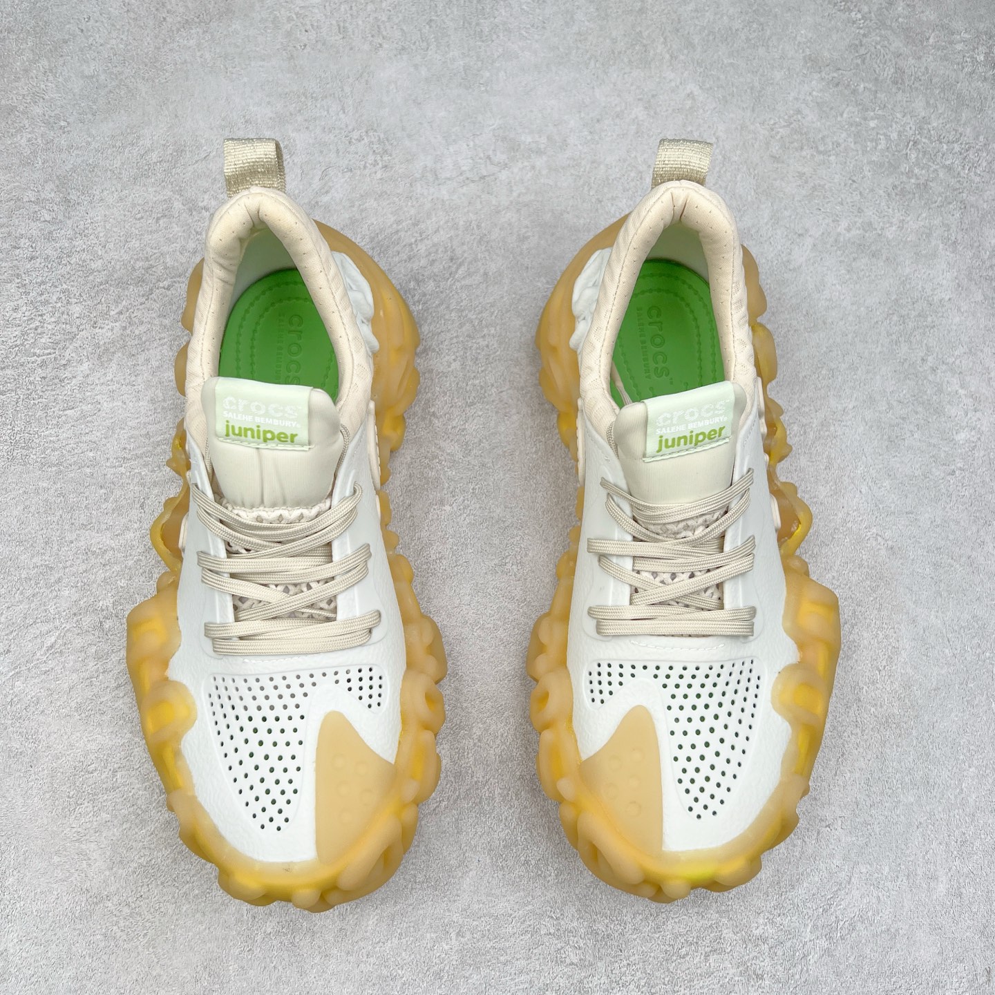 图片[2]-＃DG莞产 Salehe Bembury x Crocs Pollex Juniper 卡骆驰联名款经典简约休闲沙滩洞洞拖鞋凉鞋 透明防水袋包装 注意配件需单独购买 超轻Croslite专利材料打造 鞋面更加耐用易清洗 该鞋款轻盈舒适 2002年 经典克骆格诞生 秉承外形简单 穿着舒适的初衷 不断为消费者带来舒适的穿着体验 穿出“趣”味 鞋面洞洞可搭彰显个性的智必星 一鞋两穿 可调节式后跟带增添鞋身的稳固性能 放前面变成愜意舒适的凉拖 放后面行走跑跳更加稳妥 Croslite ™材料 封闭式细胞树脂 能够在体温作用下自动变形以适应脚部形状 涉水性优秀的同时易于清洁 抓地力强 不易打滑 Crocs的核心理念：轻便 灵活 全方位的舒适感 同步官方尺码：M4（36-37） M5（37-38）M6（38-39）M7（39-40）M8（41-42）M9（42-43）M10（43-44）M11（45-46）-选品中心