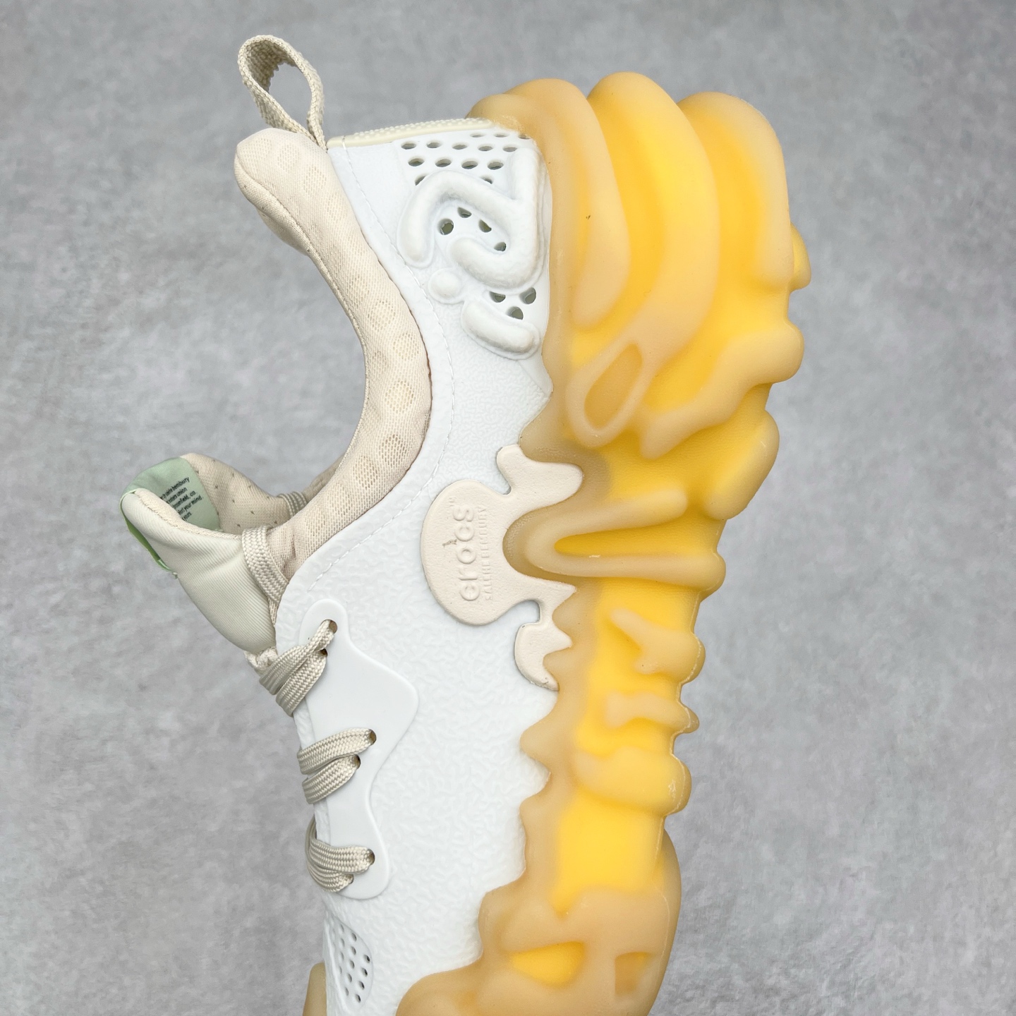 图片[7]-＃DG莞产 Salehe Bembury x Crocs Pollex Juniper 卡骆驰联名款经典简约休闲沙滩洞洞拖鞋凉鞋 透明防水袋包装 注意配件需单独购买 超轻Croslite专利材料打造 鞋面更加耐用易清洗 该鞋款轻盈舒适 2002年 经典克骆格诞生 秉承外形简单 穿着舒适的初衷 不断为消费者带来舒适的穿着体验 穿出“趣”味 鞋面洞洞可搭彰显个性的智必星 一鞋两穿 可调节式后跟带增添鞋身的稳固性能 放前面变成愜意舒适的凉拖 放后面行走跑跳更加稳妥 Croslite ™材料 封闭式细胞树脂 能够在体温作用下自动变形以适应脚部形状 涉水性优秀的同时易于清洁 抓地力强 不易打滑 Crocs的核心理念：轻便 灵活 全方位的舒适感 同步官方尺码：M4（36-37） M5（37-38）M6（38-39）M7（39-40）M8（41-42）M9（42-43）M10（43-44）M11（45-46）-选品中心