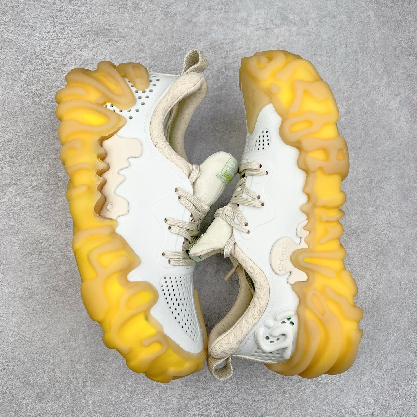 图片[3]-＃DG莞产 Salehe Bembury x Crocs Pollex Juniper 卡骆驰联名款经典简约休闲沙滩洞洞拖鞋凉鞋 透明防水袋包装 注意配件需单独购买 超轻Croslite专利材料打造 鞋面更加耐用易清洗 该鞋款轻盈舒适 2002年 经典克骆格诞生 秉承外形简单 穿着舒适的初衷 不断为消费者带来舒适的穿着体验 穿出“趣”味 鞋面洞洞可搭彰显个性的智必星 一鞋两穿 可调节式后跟带增添鞋身的稳固性能 放前面变成愜意舒适的凉拖 放后面行走跑跳更加稳妥 Croslite ™材料 封闭式细胞树脂 能够在体温作用下自动变形以适应脚部形状 涉水性优秀的同时易于清洁 抓地力强 不易打滑 Crocs的核心理念：轻便 灵活 全方位的舒适感 同步官方尺码：M4（36-37） M5（37-38）M6（38-39）M7（39-40）M8（41-42）M9（42-43）M10（43-44）M11（45-46）-选品中心