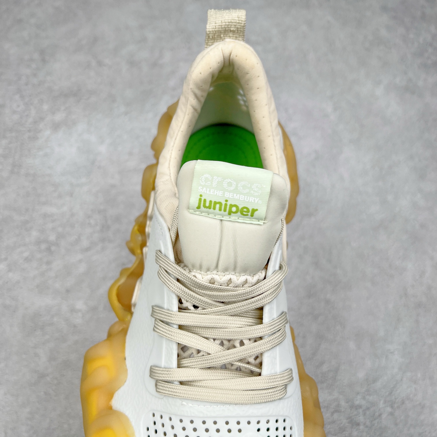 图片[5]-＃DG莞产 Salehe Bembury x Crocs Pollex Juniper 卡骆驰联名款经典简约休闲沙滩洞洞拖鞋凉鞋 透明防水袋包装 注意配件需单独购买 超轻Croslite专利材料打造 鞋面更加耐用易清洗 该鞋款轻盈舒适 2002年 经典克骆格诞生 秉承外形简单 穿着舒适的初衷 不断为消费者带来舒适的穿着体验 穿出“趣”味 鞋面洞洞可搭彰显个性的智必星 一鞋两穿 可调节式后跟带增添鞋身的稳固性能 放前面变成愜意舒适的凉拖 放后面行走跑跳更加稳妥 Croslite ™材料 封闭式细胞树脂 能够在体温作用下自动变形以适应脚部形状 涉水性优秀的同时易于清洁 抓地力强 不易打滑 Crocs的核心理念：轻便 灵活 全方位的舒适感 同步官方尺码：M4（36-37） M5（37-38）M6（38-39）M7（39-40）M8（41-42）M9（42-43）M10（43-44）M11（45-46）-选品中心