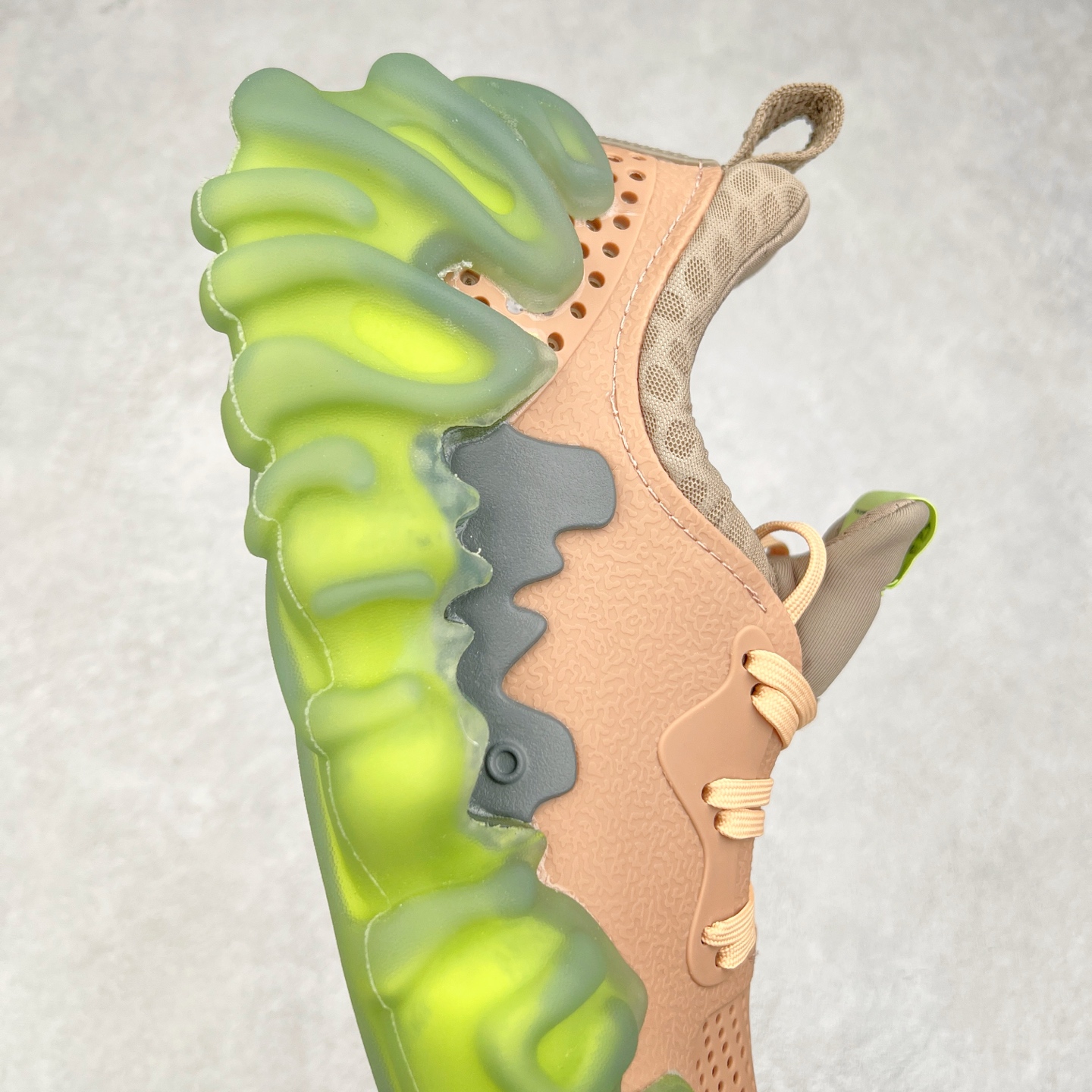 图片[6]-＃DG莞产 Salehe Bembury x Crocs Pollex Juniper 卡骆驰联名款经典简约休闲沙滩洞洞拖鞋凉鞋 透明防水袋包装 注意配件需单独购买 超轻Croslite专利材料打造 鞋面更加耐用易清洗 该鞋款轻盈舒适 2002年 经典克骆格诞生 秉承外形简单 穿着舒适的初衷 不断为消费者带来舒适的穿着体验 穿出“趣”味 鞋面洞洞可搭彰显个性的智必星 一鞋两穿 可调节式后跟带增添鞋身的稳固性能 放前面变成愜意舒适的凉拖 放后面行走跑跳更加稳妥 Croslite ™材料 封闭式细胞树脂 能够在体温作用下自动变形以适应脚部形状 涉水性优秀的同时易于清洁 抓地力强 不易打滑 Crocs的核心理念：轻便 灵活 全方位的舒适感 同步官方尺码：M4（36-37） M5（37-38）M6（38-39）M7（39-40）M8（41-42）M9（42-43）M10（43-44）M11（45-46）-选品中心