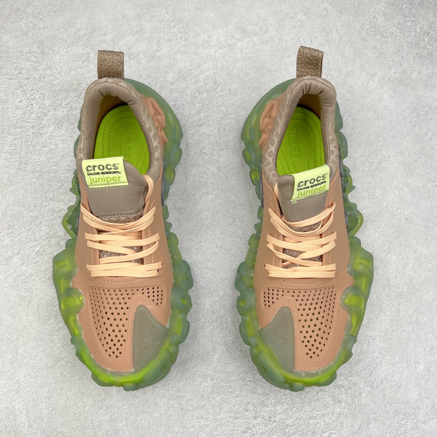 图片[2]-＃DG莞产 Salehe Bembury x Crocs Pollex Juniper 卡骆驰联名款经典简约休闲沙滩洞洞拖鞋凉鞋 透明防水袋包装 注意配件需单独购买 超轻Croslite专利材料打造 鞋面更加耐用易清洗 该鞋款轻盈舒适 2002年 经典克骆格诞生 秉承外形简单 穿着舒适的初衷 不断为消费者带来舒适的穿着体验 穿出“趣”味 鞋面洞洞可搭彰显个性的智必星 一鞋两穿 可调节式后跟带增添鞋身的稳固性能 放前面变成愜意舒适的凉拖 放后面行走跑跳更加稳妥 Croslite ™材料 封闭式细胞树脂 能够在体温作用下自动变形以适应脚部形状 涉水性优秀的同时易于清洁 抓地力强 不易打滑 Crocs的核心理念：轻便 灵活 全方位的舒适感 同步官方尺码：M4（36-37） M5（37-38）M6（38-39）M7（39-40）M8（41-42）M9（42-43）M10（43-44）M11（45-46）-选品中心