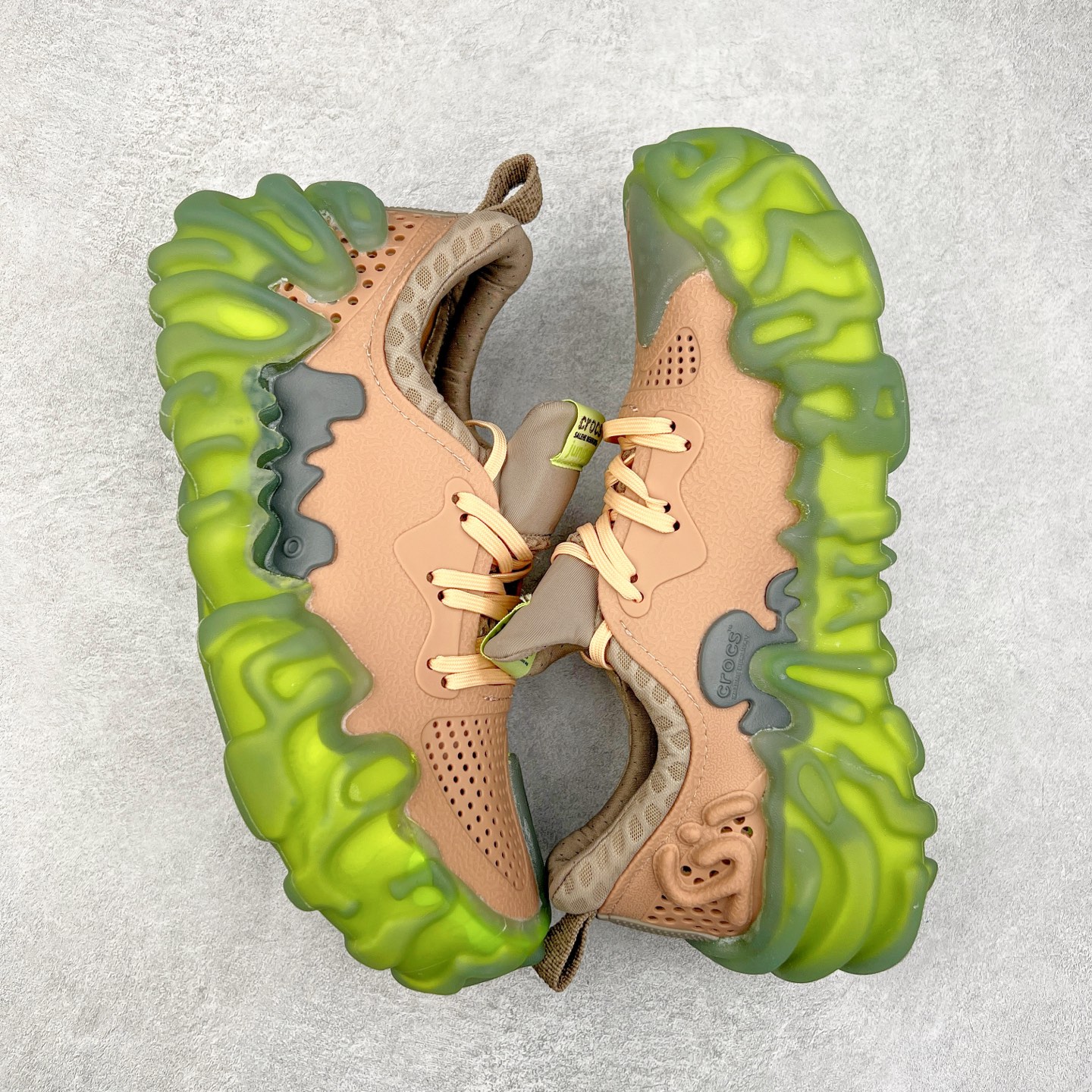 图片[3]-＃DG莞产 Salehe Bembury x Crocs Pollex Juniper 卡骆驰联名款经典简约休闲沙滩洞洞拖鞋凉鞋 透明防水袋包装 注意配件需单独购买 超轻Croslite专利材料打造 鞋面更加耐用易清洗 该鞋款轻盈舒适 2002年 经典克骆格诞生 秉承外形简单 穿着舒适的初衷 不断为消费者带来舒适的穿着体验 穿出“趣”味 鞋面洞洞可搭彰显个性的智必星 一鞋两穿 可调节式后跟带增添鞋身的稳固性能 放前面变成愜意舒适的凉拖 放后面行走跑跳更加稳妥 Croslite ™材料 封闭式细胞树脂 能够在体温作用下自动变形以适应脚部形状 涉水性优秀的同时易于清洁 抓地力强 不易打滑 Crocs的核心理念：轻便 灵活 全方位的舒适感 同步官方尺码：M4（36-37） M5（37-38）M6（38-39）M7（39-40）M8（41-42）M9（42-43）M10（43-44）M11（45-46）-选品中心