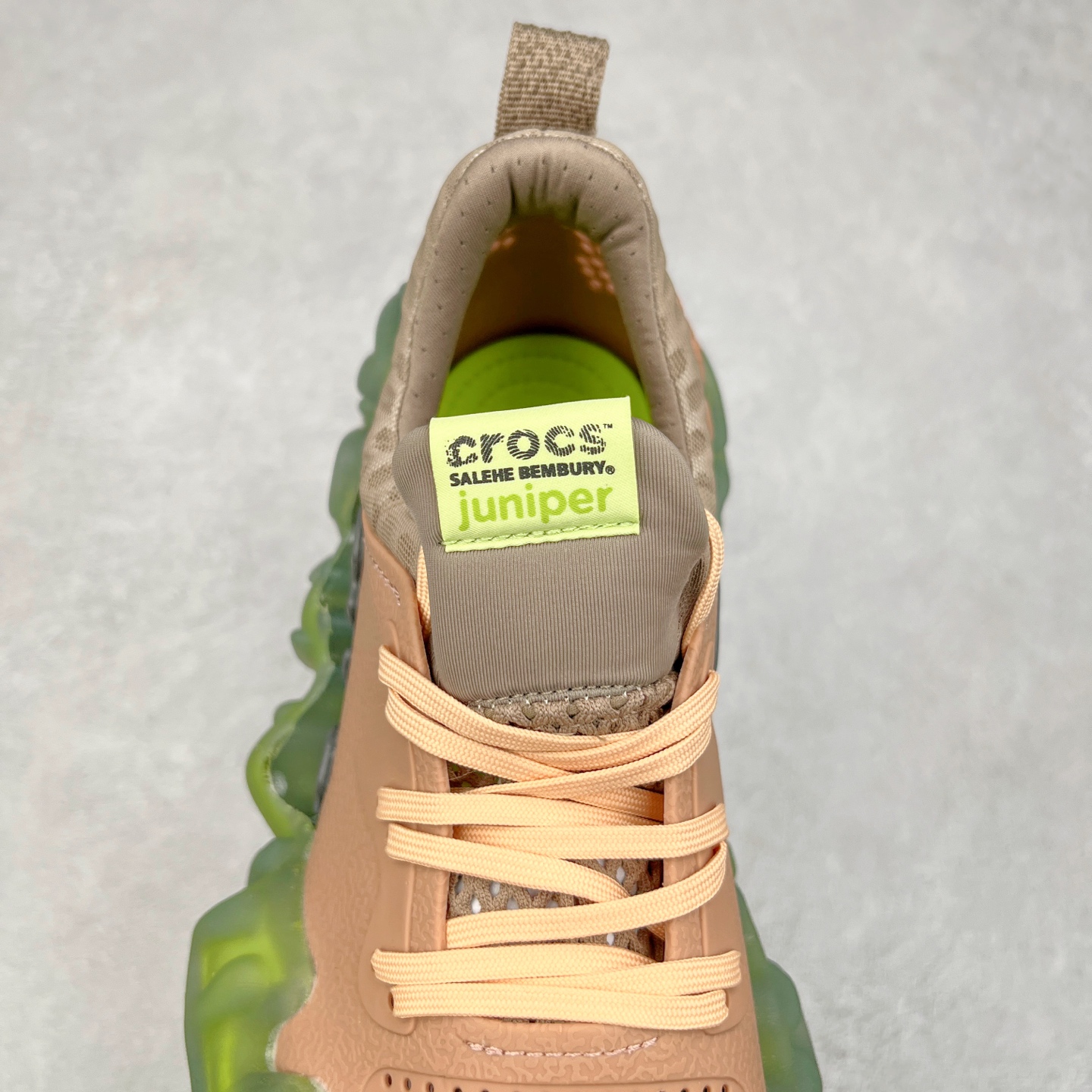 图片[5]-＃DG莞产 Salehe Bembury x Crocs Pollex Juniper 卡骆驰联名款经典简约休闲沙滩洞洞拖鞋凉鞋 透明防水袋包装 注意配件需单独购买 超轻Croslite专利材料打造 鞋面更加耐用易清洗 该鞋款轻盈舒适 2002年 经典克骆格诞生 秉承外形简单 穿着舒适的初衷 不断为消费者带来舒适的穿着体验 穿出“趣”味 鞋面洞洞可搭彰显个性的智必星 一鞋两穿 可调节式后跟带增添鞋身的稳固性能 放前面变成愜意舒适的凉拖 放后面行走跑跳更加稳妥 Croslite ™材料 封闭式细胞树脂 能够在体温作用下自动变形以适应脚部形状 涉水性优秀的同时易于清洁 抓地力强 不易打滑 Crocs的核心理念：轻便 灵活 全方位的舒适感 同步官方尺码：M4（36-37） M5（37-38）M6（38-39）M7（39-40）M8（41-42）M9（42-43）M10（43-44）M11（45-46）-选品中心