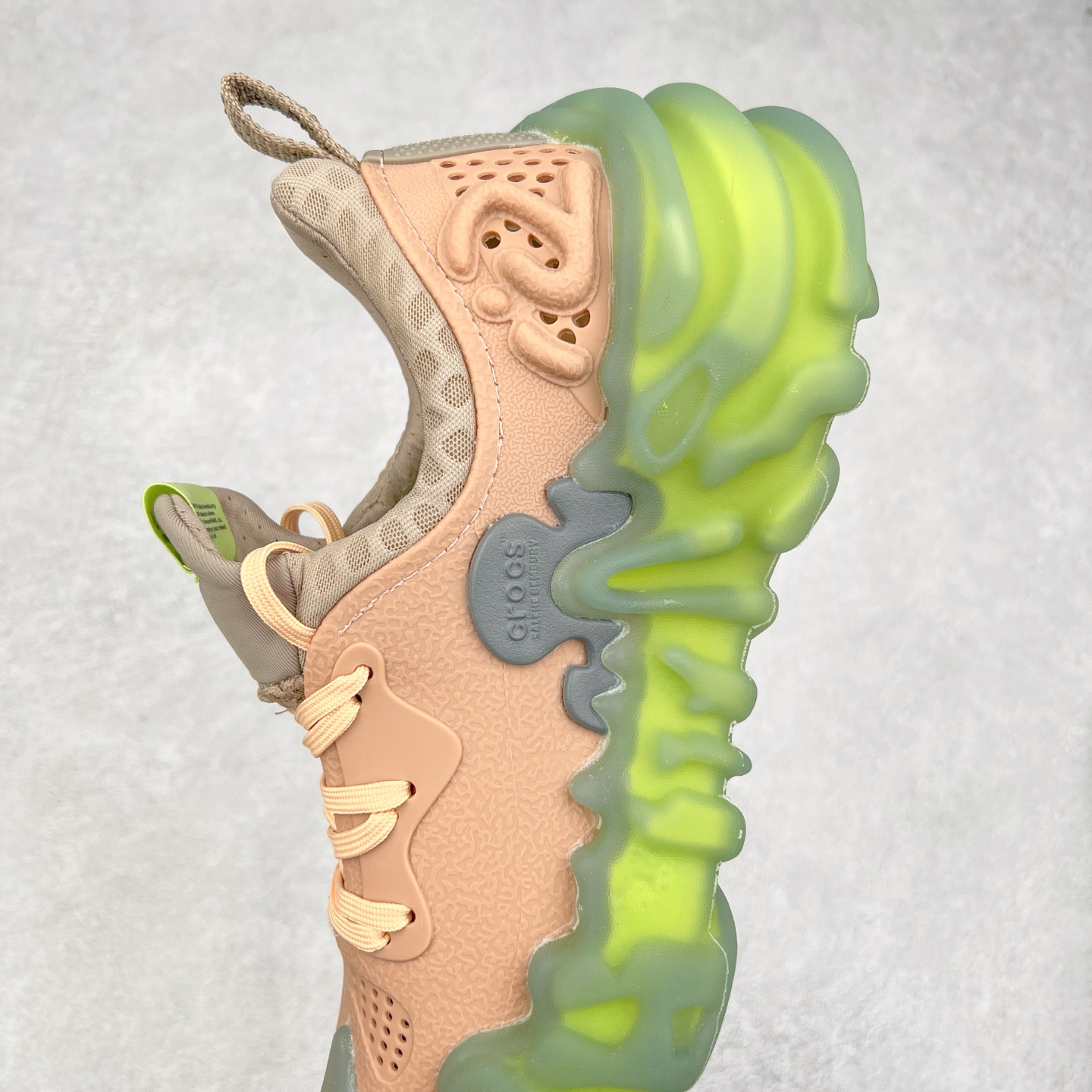 图片[7]-＃DG莞产 Salehe Bembury x Crocs Pollex Juniper 卡骆驰联名款经典简约休闲沙滩洞洞拖鞋凉鞋 透明防水袋包装 注意配件需单独购买 超轻Croslite专利材料打造 鞋面更加耐用易清洗 该鞋款轻盈舒适 2002年 经典克骆格诞生 秉承外形简单 穿着舒适的初衷 不断为消费者带来舒适的穿着体验 穿出“趣”味 鞋面洞洞可搭彰显个性的智必星 一鞋两穿 可调节式后跟带增添鞋身的稳固性能 放前面变成愜意舒适的凉拖 放后面行走跑跳更加稳妥 Croslite ™材料 封闭式细胞树脂 能够在体温作用下自动变形以适应脚部形状 涉水性优秀的同时易于清洁 抓地力强 不易打滑 Crocs的核心理念：轻便 灵活 全方位的舒适感 同步官方尺码：M4（36-37） M5（37-38）M6（38-39）M7（39-40）M8（41-42）M9（42-43）M10（43-44）M11（45-46）-选品中心