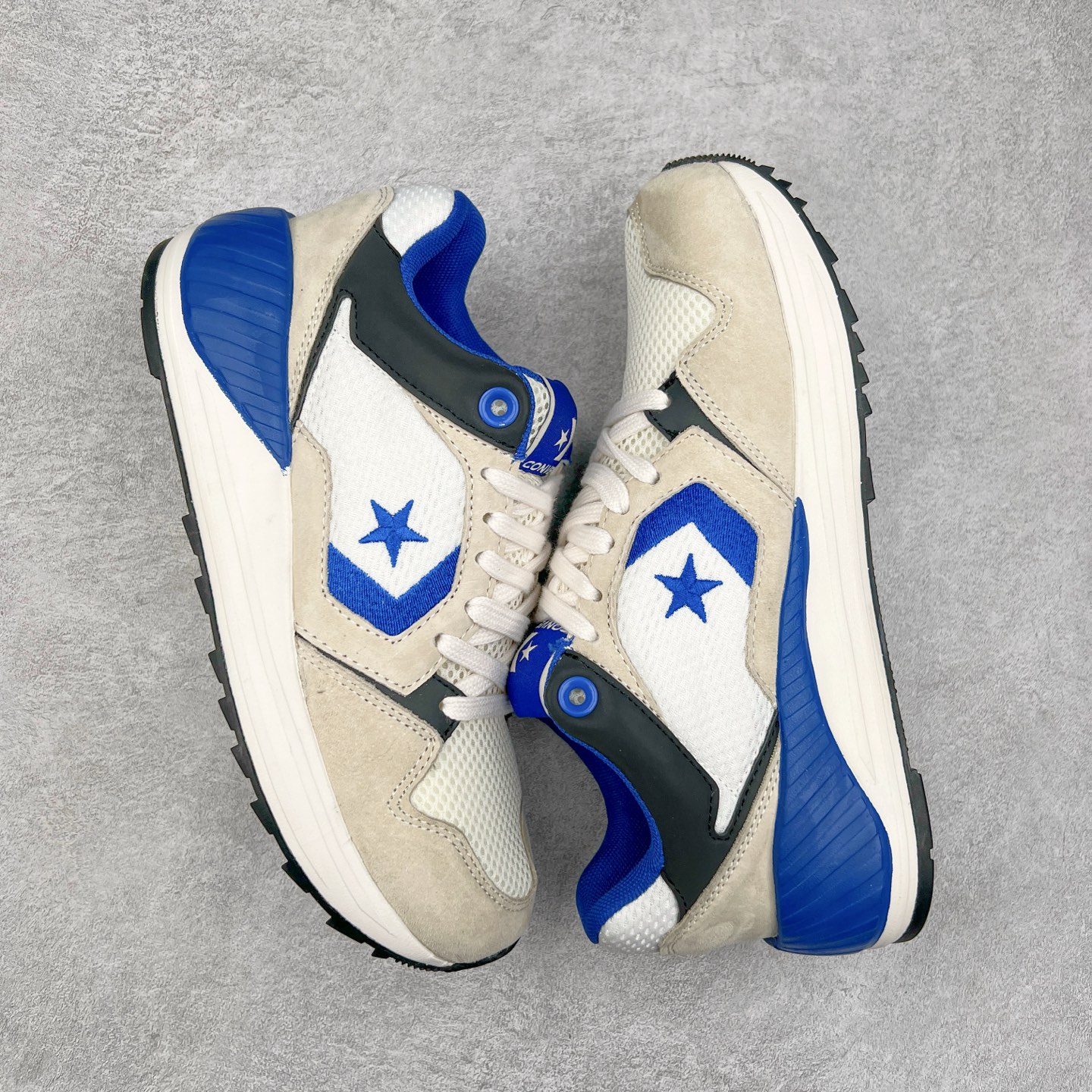 图片[3]-Converse WAVE TRAINER OX 舒适防滑耐磨 复古休闲通勤跑鞋 鞋面采用透气网布材质 搭配部分质感麂皮拼接 层次丰富且不失高级感 鞋身线条设计与鞋侧星星标志相呼应 简约不简单 货号：A12837C 白灰 货号：A12835C 白橙 货号：A12836C 白蓝 尺码：36 36.5 37 37.5 38 39 39.5 40 41 41.5 42 42.5 43 44-选品中心