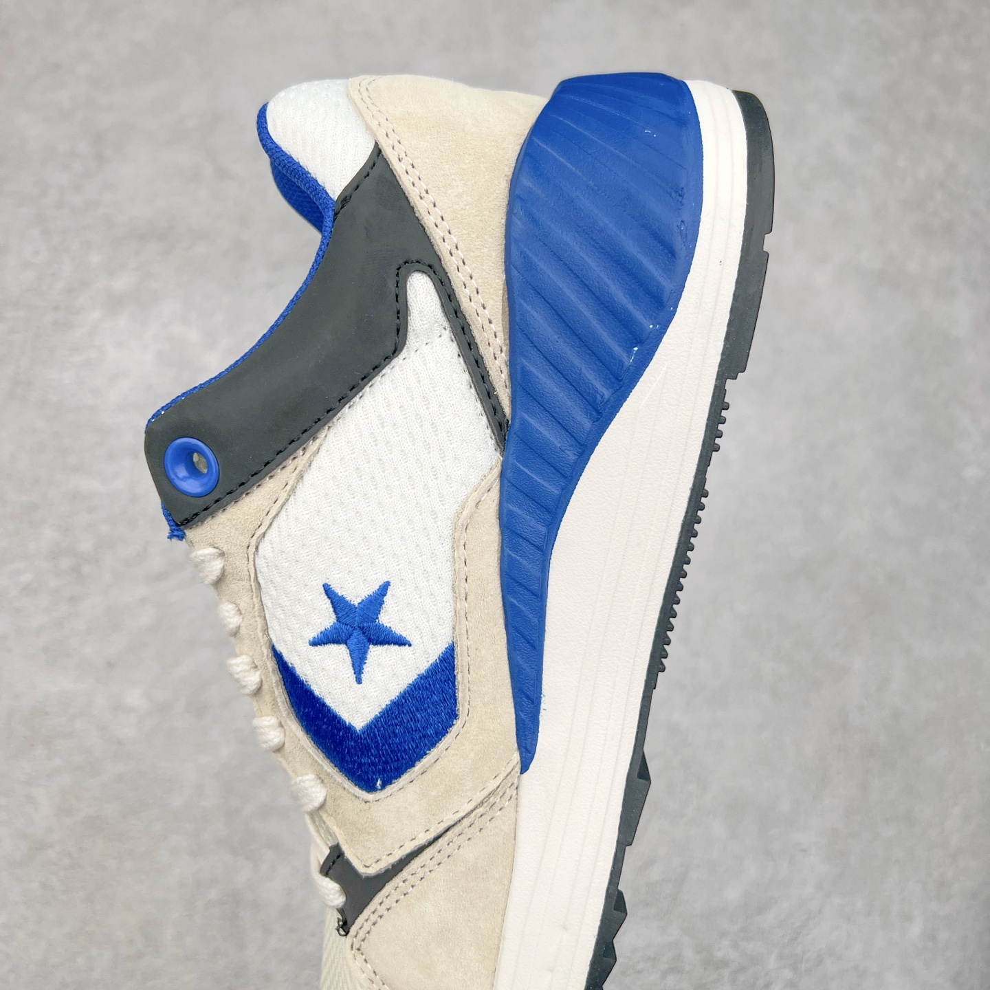 图片[7]-Converse WAVE TRAINER OX 舒适防滑耐磨 复古休闲通勤跑鞋 鞋面采用透气网布材质 搭配部分质感麂皮拼接 层次丰富且不失高级感 鞋身线条设计与鞋侧星星标志相呼应 简约不简单 货号：A12837C 白灰 货号：A12835C 白橙 货号：A12836C 白蓝 尺码：36 36.5 37 37.5 38 39 39.5 40 41 41.5 42 42.5 43 44-选品中心