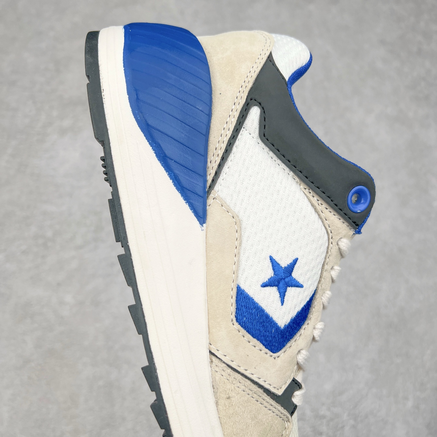 图片[6]-Converse WAVE TRAINER OX 舒适防滑耐磨 复古休闲通勤跑鞋 鞋面采用透气网布材质 搭配部分质感麂皮拼接 层次丰富且不失高级感 鞋身线条设计与鞋侧星星标志相呼应 简约不简单 货号：A12837C 白灰 货号：A12835C 白橙 货号：A12836C 白蓝 尺码：36 36.5 37 37.5 38 39 39.5 40 41 41.5 42 42.5 43 44-选品中心