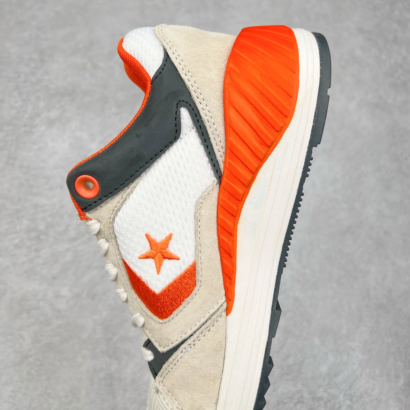 图片[7]-Converse WAVE TRAINER OX 舒适防滑耐磨 复古休闲通勤跑鞋 鞋面采用透气网布材质 搭配部分质感麂皮拼接 层次丰富且不失高级感 鞋身线条设计与鞋侧星星标志相呼应 简约不简单 货号：A12837C 白灰 货号：A12835C 白橙 货号：A12836C 白蓝 尺码：36 36.5 37 37.5 38 39 39.5 40 41 41.5 42 42.5 43 44-选品中心