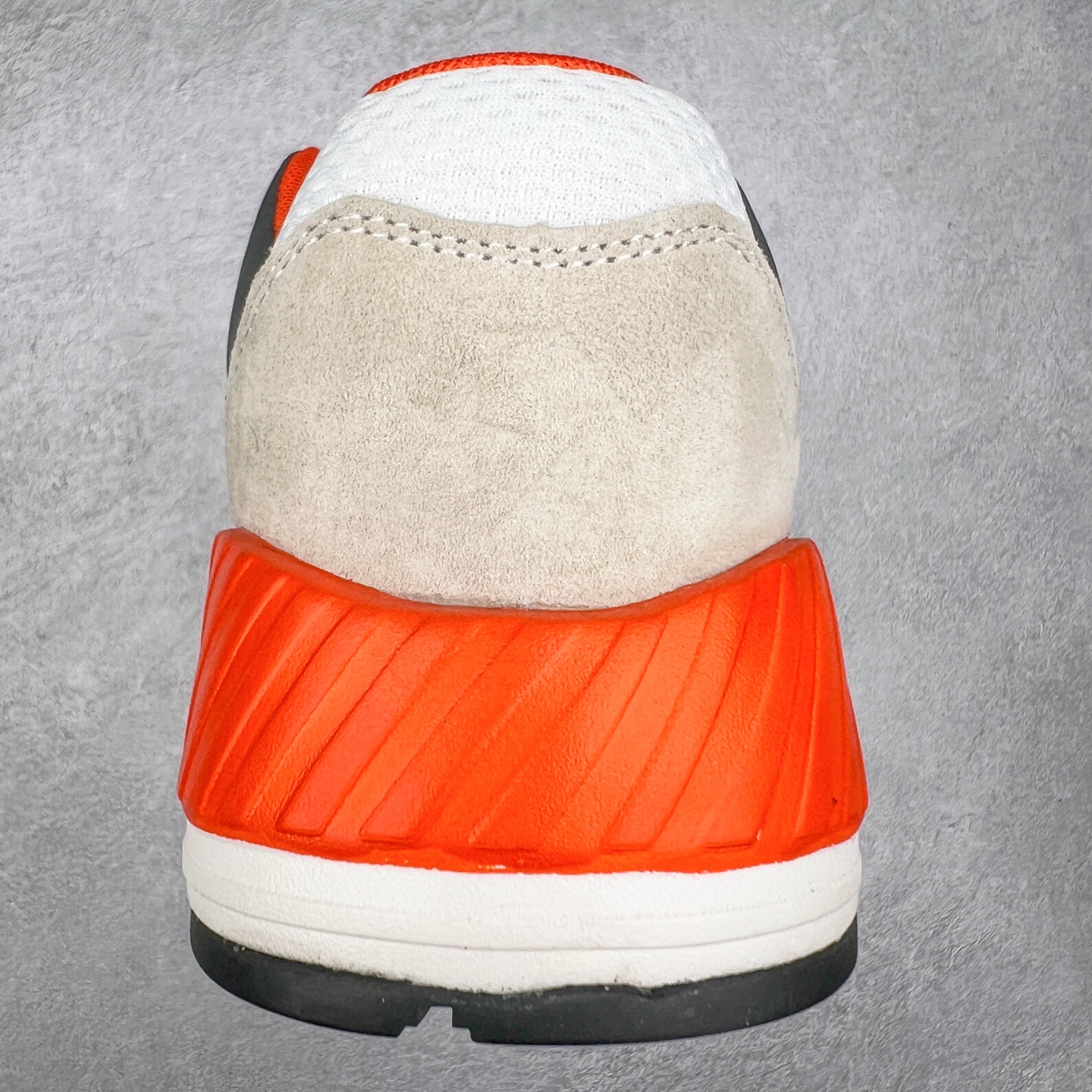 图片[8]-Converse WAVE TRAINER OX 舒适防滑耐磨 复古休闲通勤跑鞋 鞋面采用透气网布材质 搭配部分质感麂皮拼接 层次丰富且不失高级感 鞋身线条设计与鞋侧星星标志相呼应 简约不简单 货号：A12837C 白灰 货号：A12835C 白橙 货号：A12836C 白蓝 尺码：36 36.5 37 37.5 38 39 39.5 40 41 41.5 42 42.5 43 44-选品中心