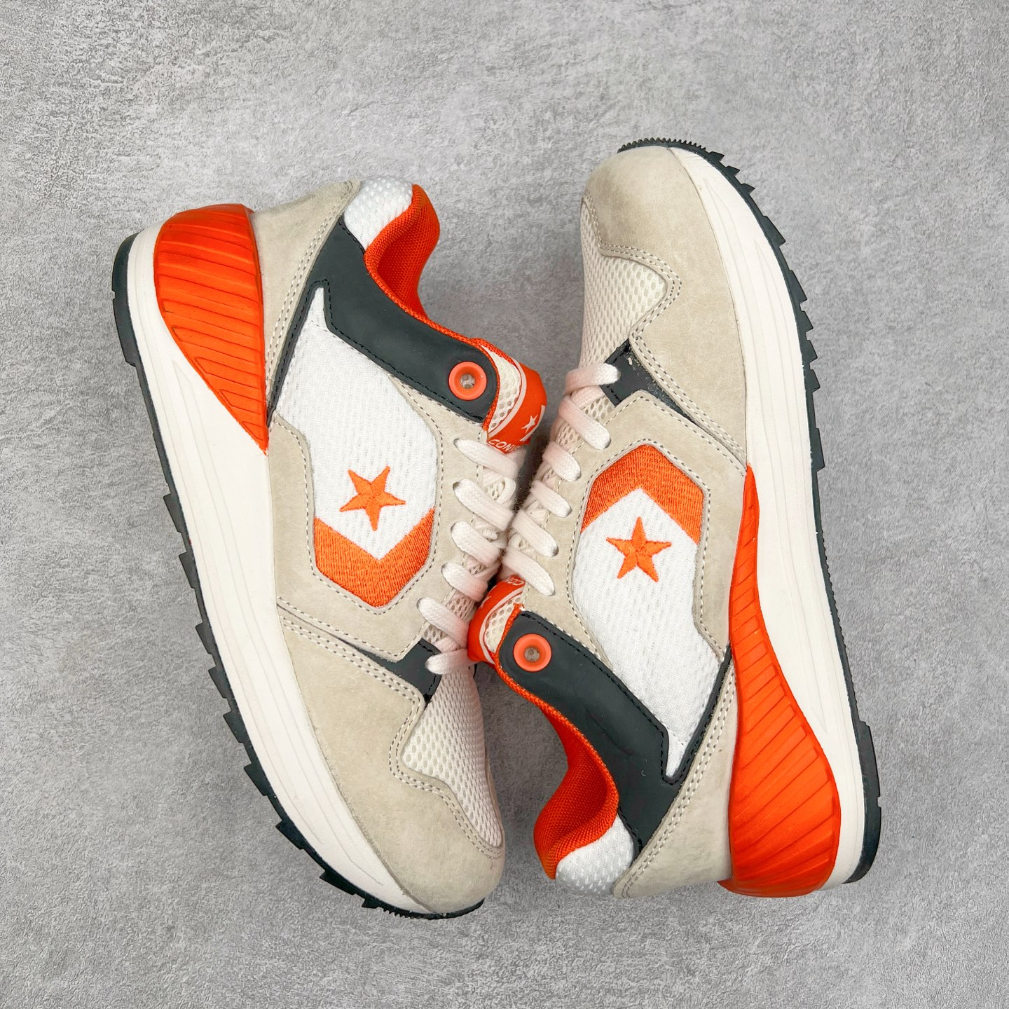 图片[3]-Converse WAVE TRAINER OX 舒适防滑耐磨 复古休闲通勤跑鞋 鞋面采用透气网布材质 搭配部分质感麂皮拼接 层次丰富且不失高级感 鞋身线条设计与鞋侧星星标志相呼应 简约不简单 货号：A12837C 白灰 货号：A12835C 白橙 货号：A12836C 白蓝 尺码：36 36.5 37 37.5 38 39 39.5 40 41 41.5 42 42.5 43 44-选品中心