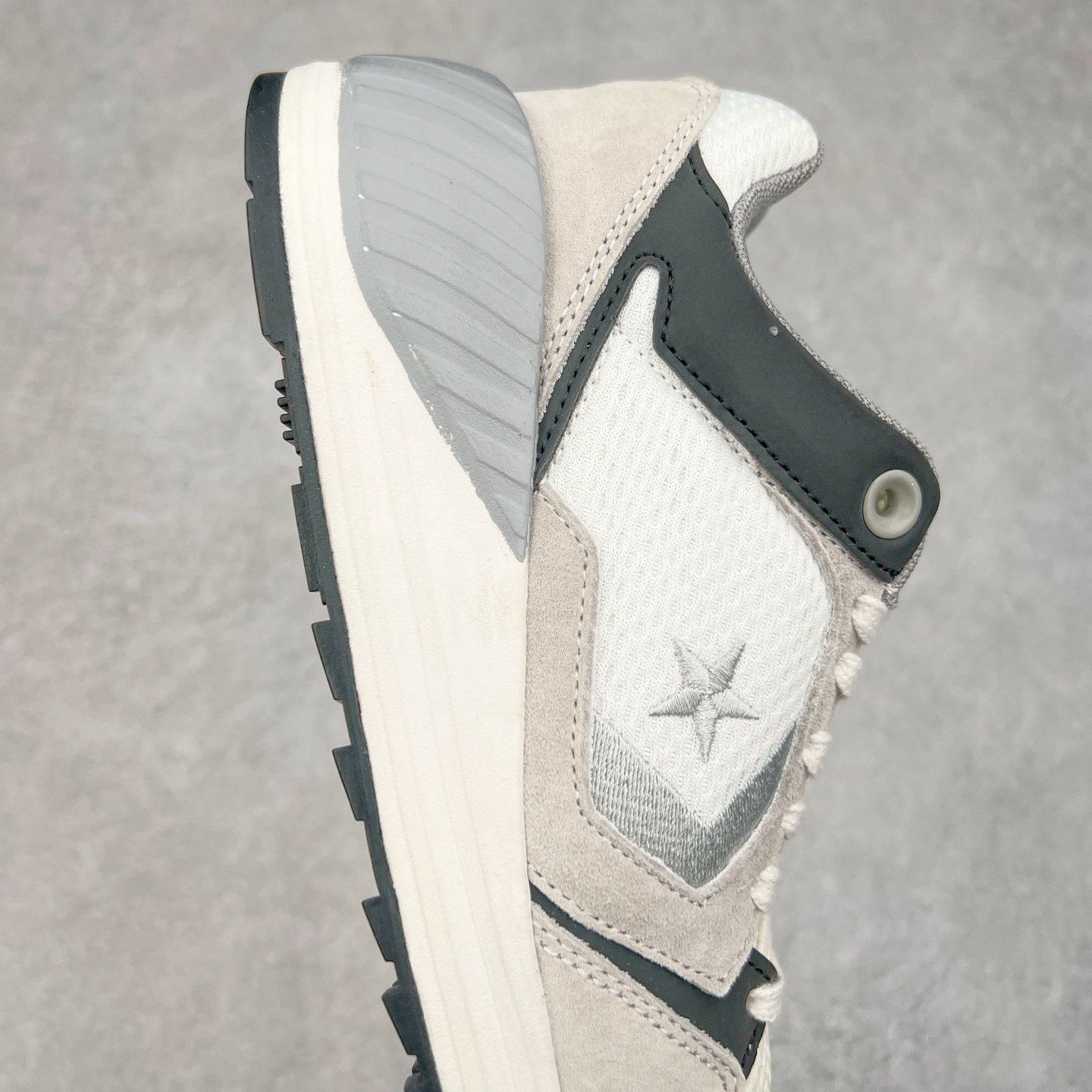 图片[6]-Converse WAVE TRAINER OX 舒适防滑耐磨 复古休闲通勤跑鞋 鞋面采用透气网布材质 搭配部分质感麂皮拼接 层次丰富且不失高级感 鞋身线条设计与鞋侧星星标志相呼应 简约不简单 货号：A12837C 白灰 货号：A12835C 白橙 货号：A12836C 白蓝 尺码：36 36.5 37 37.5 38 39 39.5 40 41 41.5 42 42.5 43 44-选品中心