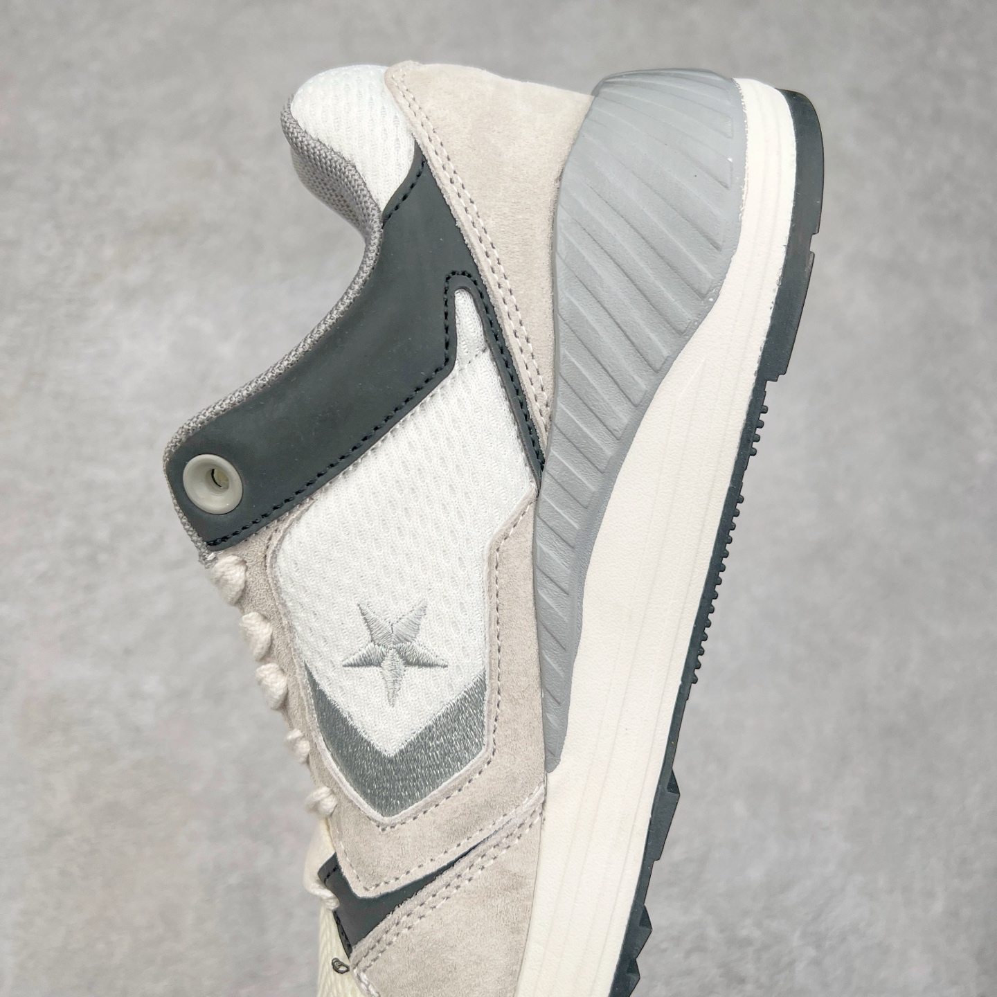 图片[7]-Converse WAVE TRAINER OX 舒适防滑耐磨 复古休闲通勤跑鞋 鞋面采用透气网布材质 搭配部分质感麂皮拼接 层次丰富且不失高级感 鞋身线条设计与鞋侧星星标志相呼应 简约不简单 货号：A12837C 白灰 货号：A12835C 白橙 货号：A12836C 白蓝 尺码：36 36.5 37 37.5 38 39 39.5 40 41 41.5 42 42.5 43 44-选品中心