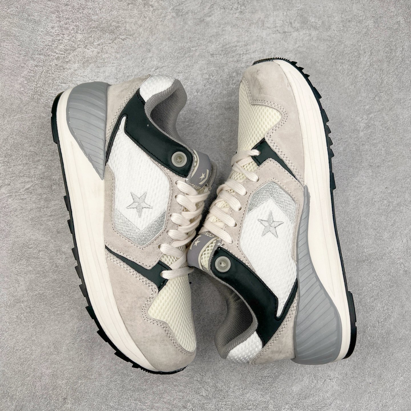 图片[3]-Converse WAVE TRAINER OX 舒适防滑耐磨 复古休闲通勤跑鞋 鞋面采用透气网布材质 搭配部分质感麂皮拼接 层次丰富且不失高级感 鞋身线条设计与鞋侧星星标志相呼应 简约不简单 货号：A12837C 白灰 货号：A12835C 白橙 货号：A12836C 白蓝 尺码：36 36.5 37 37.5 38 39 39.5 40 41 41.5 42 42.5 43 44-选品中心
