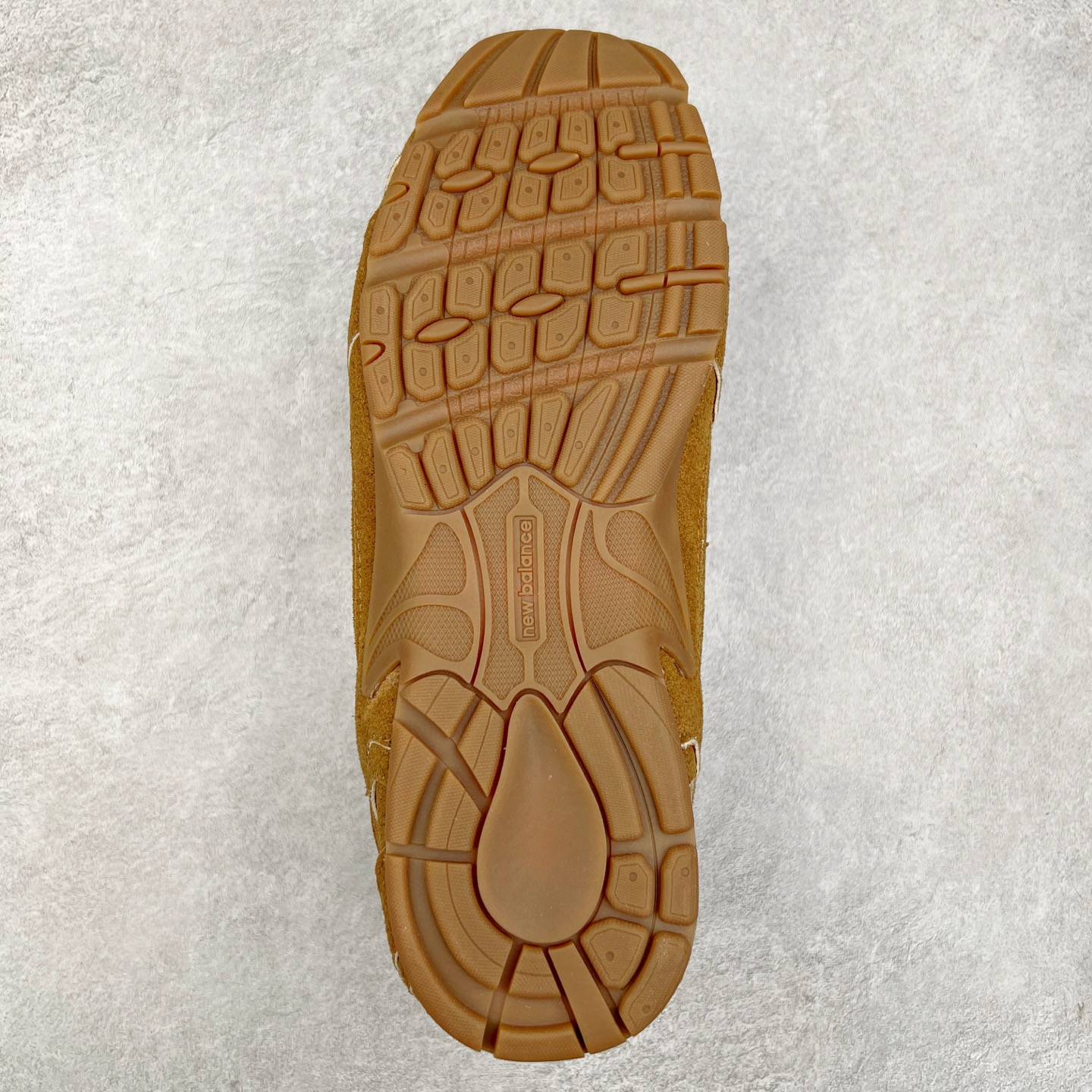 图片[9]-＃M3 MiuMiu x New Balance NB530 SL 缪缪联名系列低帮经典复古休闲运动慢跑鞋 近几年运动品牌与各大潮流品牌不断推出联名产品，在球鞋圈拥有极高的热度。此外，奢侈品牌和运动品牌联名也早已非新鲜事，继 Dior 和 Jordan Brand 以及 Prada 和 adidas 合作后。近日，Miu Miu与New Balance的合作基本已经成为定番，每年都会上新，而近期的最新联名也已经正式曝光，预计会在24年春夏面世！相比之前两次使用的574，这次Miu Miu带来了全新风格。采用了全新型号MR530进行设计，继续使用复古的旧化效果和去年就被带火的美拉德配色打造。Miu Miu作为千禧文化的重要推手，这次也是直接挑选了New Balance 2000年代时发布的健身跑鞋MR530。整体做旧效果非常明显，甚至有些二手鞋的感觉，多少是有点瘦巴黎世家影响了……配色方面将会推出米色和棕色两种颜色可供选择，整体覆盖了做旧麂皮，鞋舌和鞋垫和之前一致，有Miu Miu的Logo，同时搭配皮革和棉质双鞋带组成。尺码：36 37 37.5 38 38.5 39.5 40 40.5 41.5 42 42.5 43.5 44 44.5 45-选品中心