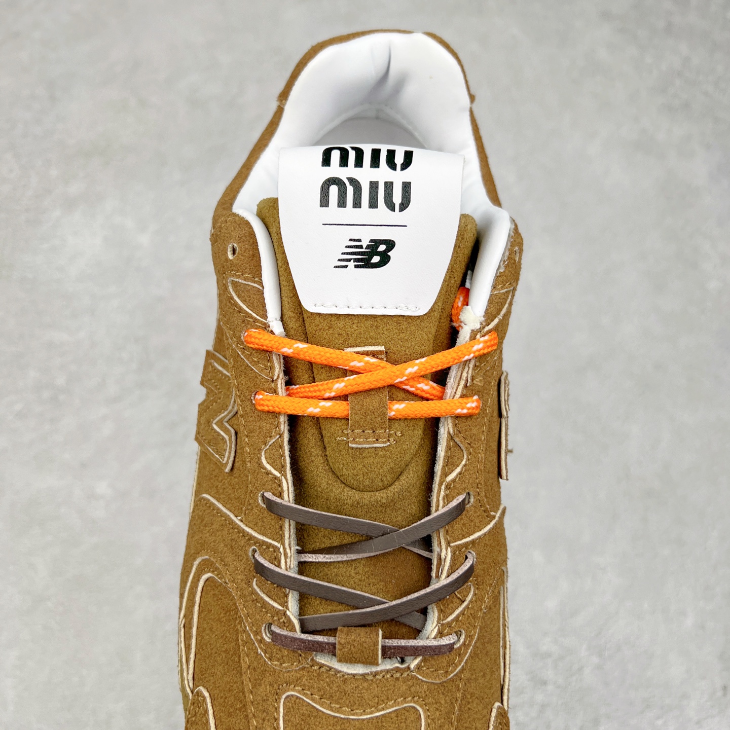 图片[5]-＃M3 MiuMiu x New Balance NB530 SL 缪缪联名系列低帮经典复古休闲运动慢跑鞋 近几年运动品牌与各大潮流品牌不断推出联名产品，在球鞋圈拥有极高的热度。此外，奢侈品牌和运动品牌联名也早已非新鲜事，继 Dior 和 Jordan Brand 以及 Prada 和 adidas 合作后。近日，Miu Miu与New Balance的合作基本已经成为定番，每年都会上新，而近期的最新联名也已经正式曝光，预计会在24年春夏面世！相比之前两次使用的574，这次Miu Miu带来了全新风格。采用了全新型号MR530进行设计，继续使用复古的旧化效果和去年就被带火的美拉德配色打造。Miu Miu作为千禧文化的重要推手，这次也是直接挑选了New Balance 2000年代时发布的健身跑鞋MR530。整体做旧效果非常明显，甚至有些二手鞋的感觉，多少是有点瘦巴黎世家影响了……配色方面将会推出米色和棕色两种颜色可供选择，整体覆盖了做旧麂皮，鞋舌和鞋垫和之前一致，有Miu Miu的Logo，同时搭配皮革和棉质双鞋带组成。尺码：36 37 37.5 38 38.5 39.5 40 40.5 41.5 42 42.5 43.5 44 44.5 45-选品中心