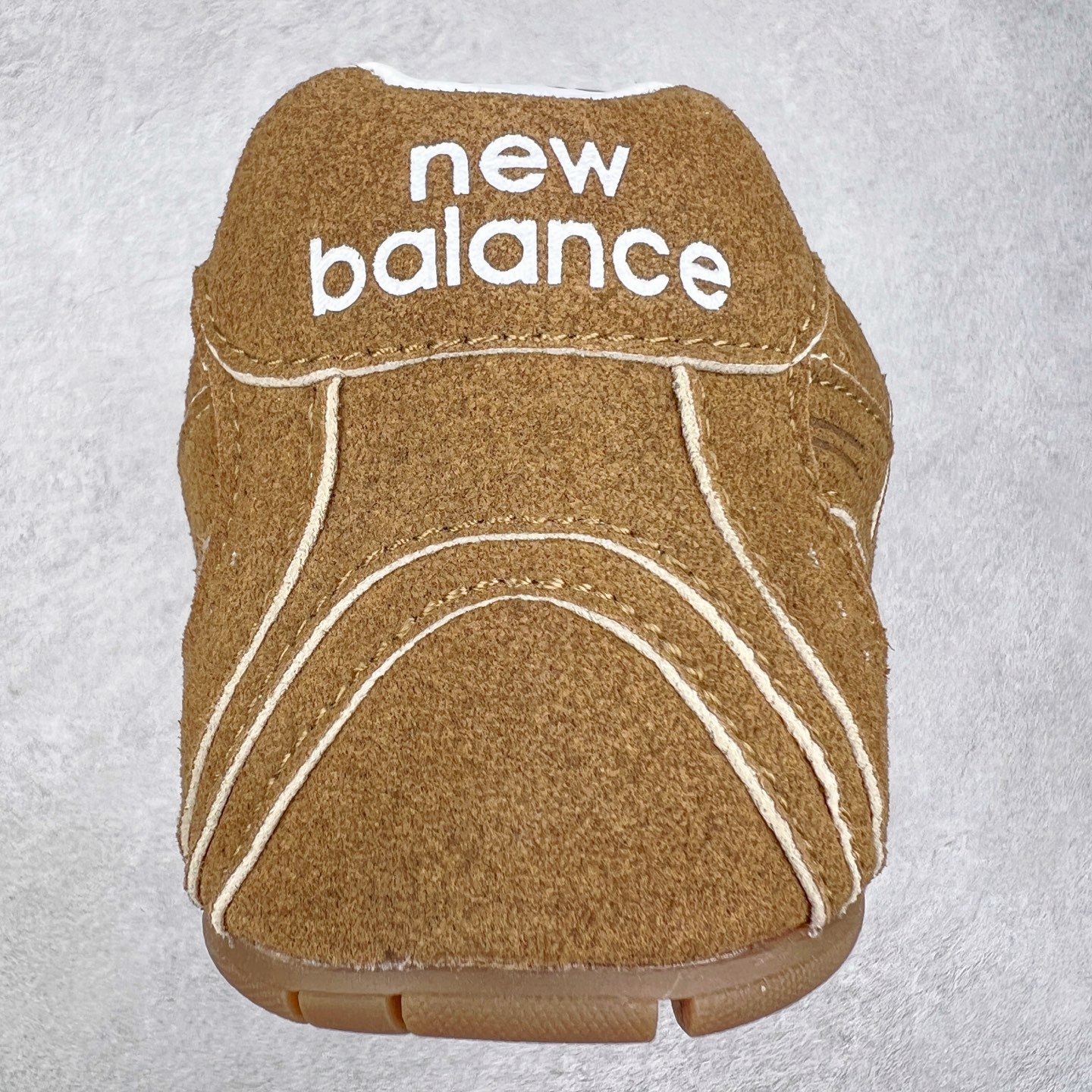 图片[8]-＃M3 MiuMiu x New Balance NB530 SL 缪缪联名系列低帮经典复古休闲运动慢跑鞋 近几年运动品牌与各大潮流品牌不断推出联名产品，在球鞋圈拥有极高的热度。此外，奢侈品牌和运动品牌联名也早已非新鲜事，继 Dior 和 Jordan Brand 以及 Prada 和 adidas 合作后。近日，Miu Miu与New Balance的合作基本已经成为定番，每年都会上新，而近期的最新联名也已经正式曝光，预计会在24年春夏面世！相比之前两次使用的574，这次Miu Miu带来了全新风格。采用了全新型号MR530进行设计，继续使用复古的旧化效果和去年就被带火的美拉德配色打造。Miu Miu作为千禧文化的重要推手，这次也是直接挑选了New Balance 2000年代时发布的健身跑鞋MR530。整体做旧效果非常明显，甚至有些二手鞋的感觉，多少是有点瘦巴黎世家影响了……配色方面将会推出米色和棕色两种颜色可供选择，整体覆盖了做旧麂皮，鞋舌和鞋垫和之前一致，有Miu Miu的Logo，同时搭配皮革和棉质双鞋带组成。尺码：36 37 37.5 38 38.5 39.5 40 40.5 41.5 42 42.5 43.5 44 44.5 45-选品中心