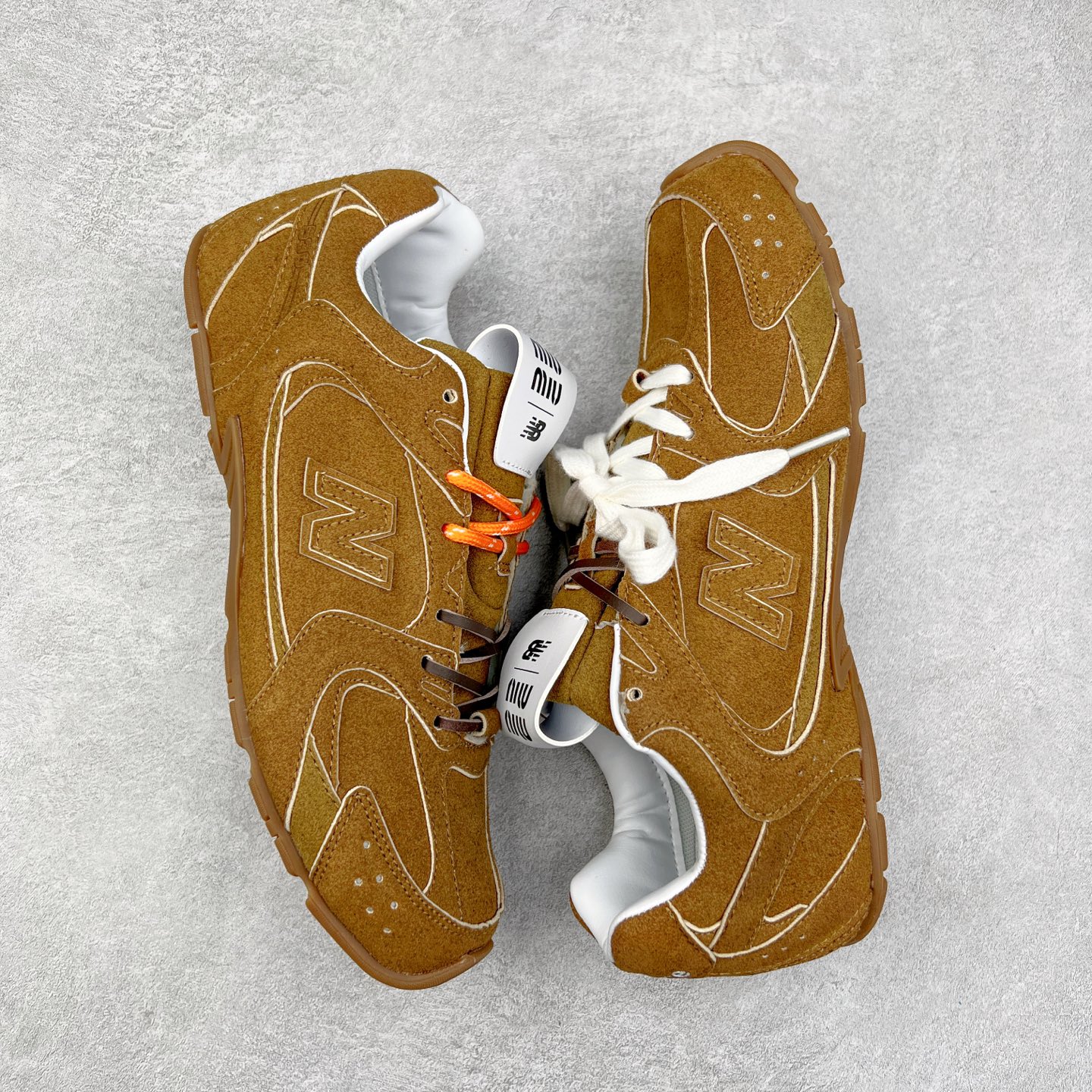 图片[3]-＃M3 MiuMiu x New Balance NB530 SL 缪缪联名系列低帮经典复古休闲运动慢跑鞋 近几年运动品牌与各大潮流品牌不断推出联名产品，在球鞋圈拥有极高的热度。此外，奢侈品牌和运动品牌联名也早已非新鲜事，继 Dior 和 Jordan Brand 以及 Prada 和 adidas 合作后。近日，Miu Miu与New Balance的合作基本已经成为定番，每年都会上新，而近期的最新联名也已经正式曝光，预计会在24年春夏面世！相比之前两次使用的574，这次Miu Miu带来了全新风格。采用了全新型号MR530进行设计，继续使用复古的旧化效果和去年就被带火的美拉德配色打造。Miu Miu作为千禧文化的重要推手，这次也是直接挑选了New Balance 2000年代时发布的健身跑鞋MR530。整体做旧效果非常明显，甚至有些二手鞋的感觉，多少是有点瘦巴黎世家影响了……配色方面将会推出米色和棕色两种颜色可供选择，整体覆盖了做旧麂皮，鞋舌和鞋垫和之前一致，有Miu Miu的Logo，同时搭配皮革和棉质双鞋带组成。尺码：36 37 37.5 38 38.5 39.5 40 40.5 41.5 42 42.5 43.5 44 44.5 45-选品中心