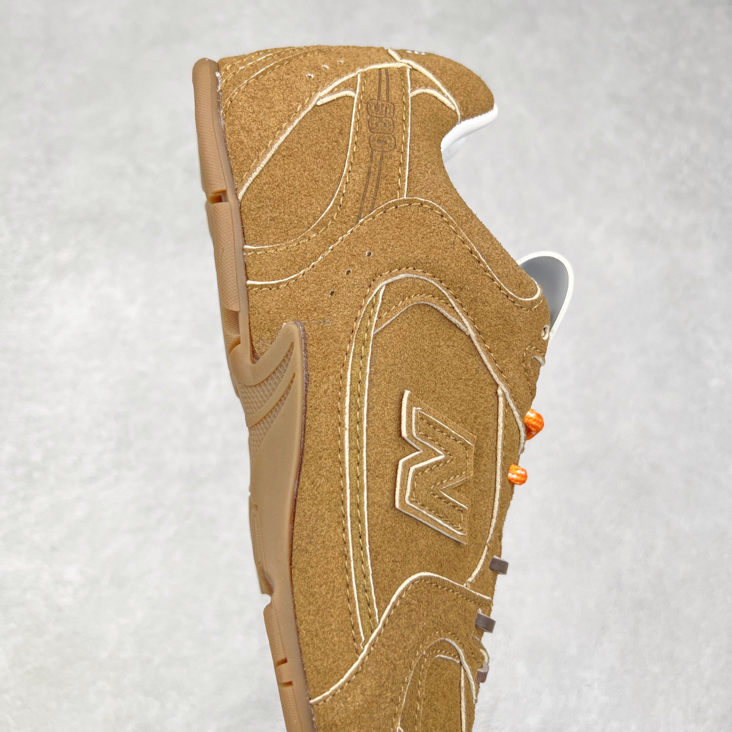 图片[6]-＃M3 MiuMiu x New Balance NB530 SL 缪缪联名系列低帮经典复古休闲运动慢跑鞋 近几年运动品牌与各大潮流品牌不断推出联名产品，在球鞋圈拥有极高的热度。此外，奢侈品牌和运动品牌联名也早已非新鲜事，继 Dior 和 Jordan Brand 以及 Prada 和 adidas 合作后。近日，Miu Miu与New Balance的合作基本已经成为定番，每年都会上新，而近期的最新联名也已经正式曝光，预计会在24年春夏面世！相比之前两次使用的574，这次Miu Miu带来了全新风格。采用了全新型号MR530进行设计，继续使用复古的旧化效果和去年就被带火的美拉德配色打造。Miu Miu作为千禧文化的重要推手，这次也是直接挑选了New Balance 2000年代时发布的健身跑鞋MR530。整体做旧效果非常明显，甚至有些二手鞋的感觉，多少是有点瘦巴黎世家影响了……配色方面将会推出米色和棕色两种颜色可供选择，整体覆盖了做旧麂皮，鞋舌和鞋垫和之前一致，有Miu Miu的Logo，同时搭配皮革和棉质双鞋带组成。尺码：36 37 37.5 38 38.5 39.5 40 40.5 41.5 42 42.5 43.5 44 44.5 45-选品中心