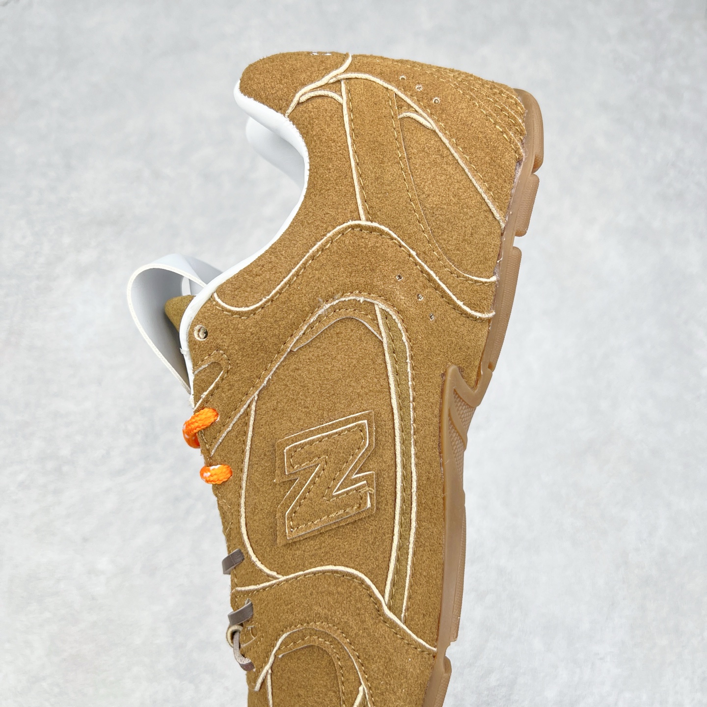 图片[7]-＃M3 MiuMiu x New Balance NB530 SL 缪缪联名系列低帮经典复古休闲运动慢跑鞋 近几年运动品牌与各大潮流品牌不断推出联名产品，在球鞋圈拥有极高的热度。此外，奢侈品牌和运动品牌联名也早已非新鲜事，继 Dior 和 Jordan Brand 以及 Prada 和 adidas 合作后。近日，Miu Miu与New Balance的合作基本已经成为定番，每年都会上新，而近期的最新联名也已经正式曝光，预计会在24年春夏面世！相比之前两次使用的574，这次Miu Miu带来了全新风格。采用了全新型号MR530进行设计，继续使用复古的旧化效果和去年就被带火的美拉德配色打造。Miu Miu作为千禧文化的重要推手，这次也是直接挑选了New Balance 2000年代时发布的健身跑鞋MR530。整体做旧效果非常明显，甚至有些二手鞋的感觉，多少是有点瘦巴黎世家影响了……配色方面将会推出米色和棕色两种颜色可供选择，整体覆盖了做旧麂皮，鞋舌和鞋垫和之前一致，有Miu Miu的Logo，同时搭配皮革和棉质双鞋带组成。尺码：36 37 37.5 38 38.5 39.5 40 40.5 41.5 42 42.5 43.5 44 44.5 45-选品中心