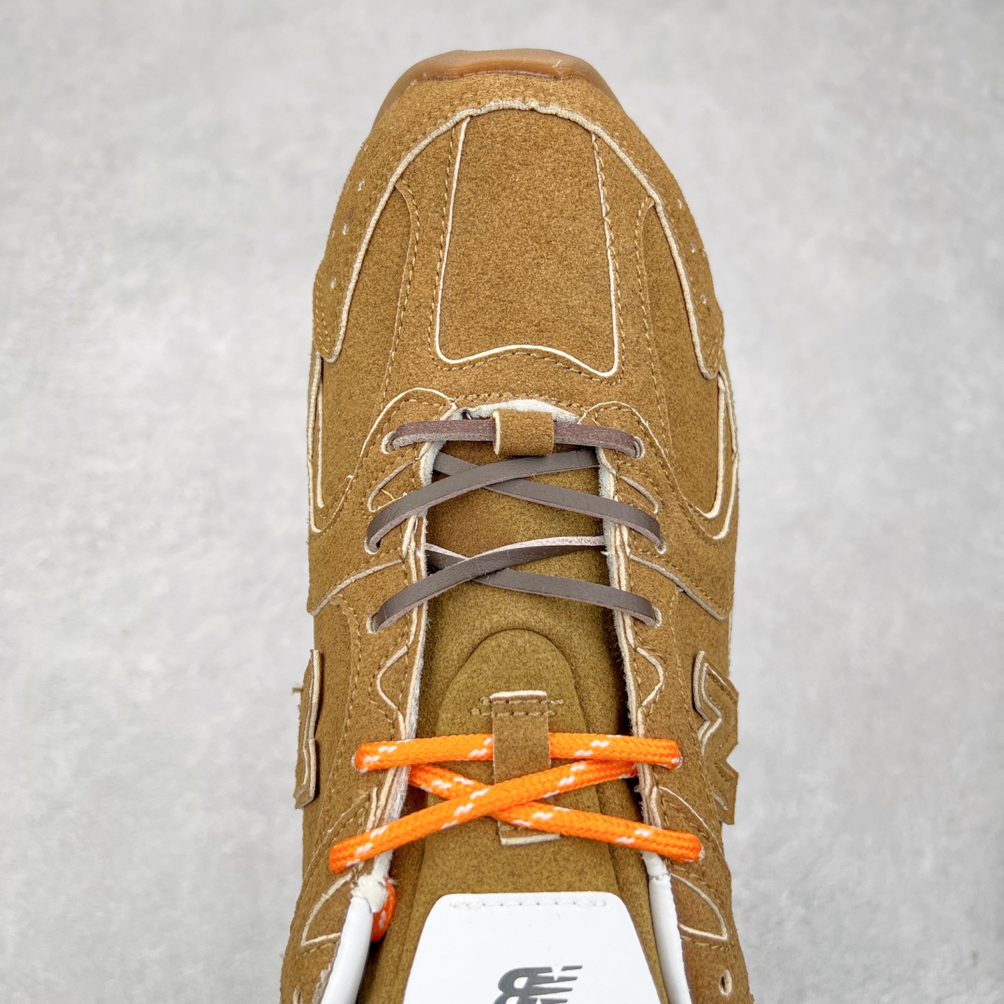 图片[4]-＃M3 MiuMiu x New Balance NB530 SL 缪缪联名系列低帮经典复古休闲运动慢跑鞋 近几年运动品牌与各大潮流品牌不断推出联名产品，在球鞋圈拥有极高的热度。此外，奢侈品牌和运动品牌联名也早已非新鲜事，继 Dior 和 Jordan Brand 以及 Prada 和 adidas 合作后。近日，Miu Miu与New Balance的合作基本已经成为定番，每年都会上新，而近期的最新联名也已经正式曝光，预计会在24年春夏面世！相比之前两次使用的574，这次Miu Miu带来了全新风格。采用了全新型号MR530进行设计，继续使用复古的旧化效果和去年就被带火的美拉德配色打造。Miu Miu作为千禧文化的重要推手，这次也是直接挑选了New Balance 2000年代时发布的健身跑鞋MR530。整体做旧效果非常明显，甚至有些二手鞋的感觉，多少是有点瘦巴黎世家影响了……配色方面将会推出米色和棕色两种颜色可供选择，整体覆盖了做旧麂皮，鞋舌和鞋垫和之前一致，有Miu Miu的Logo，同时搭配皮革和棉质双鞋带组成。尺码：36 37 37.5 38 38.5 39.5 40 40.5 41.5 42 42.5 43.5 44 44.5 45-选品中心