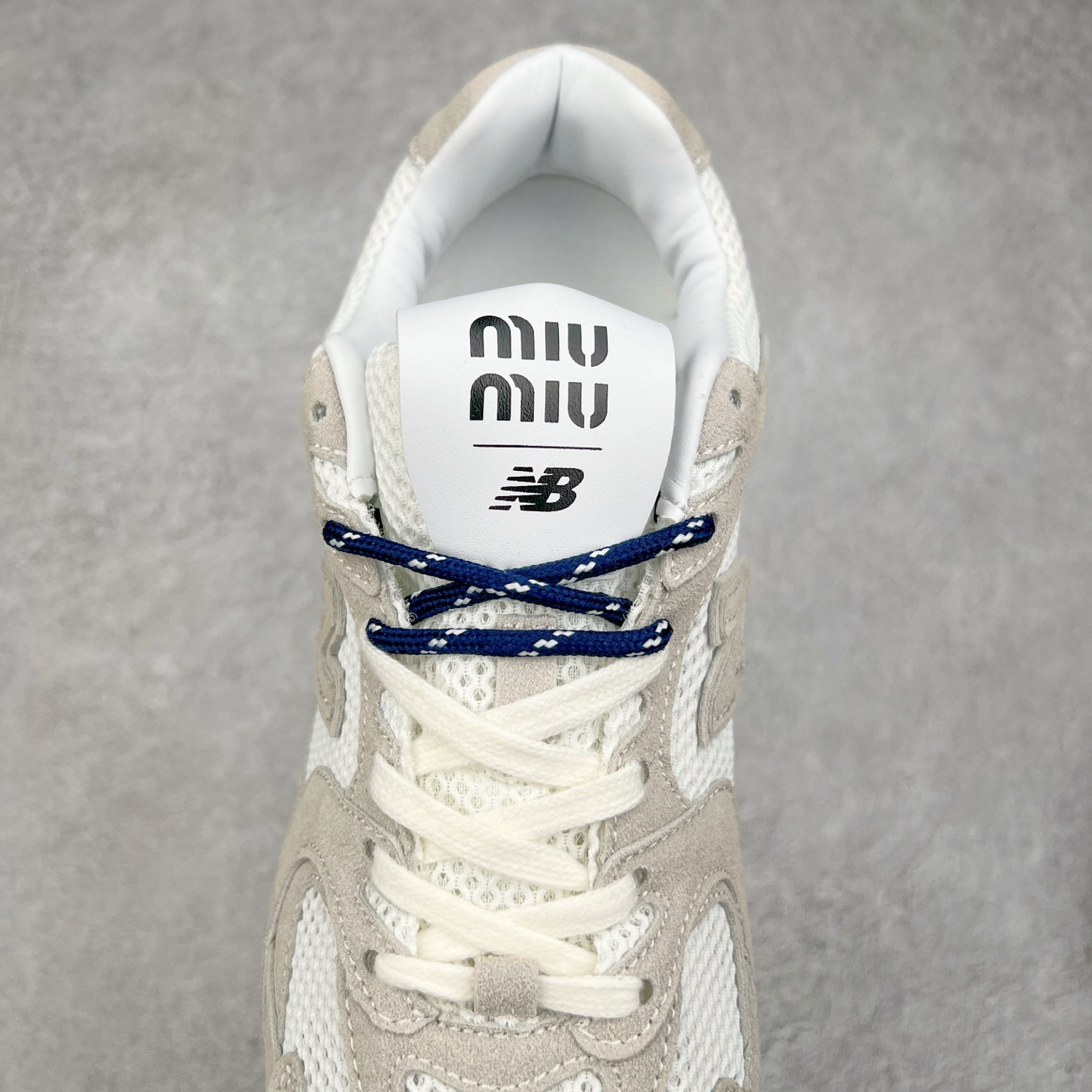 图片[5]-＃M3 MiuMiu x New Balance NB530 SL 缪缪联名系列低帮经典复古休闲运动慢跑鞋 近几年运动品牌与各大潮流品牌不断推出联名产品，在球鞋圈拥有极高的热度。此外，奢侈品牌和运动品牌联名也早已非新鲜事，继 Dior 和 Jordan Brand 以及 Prada 和 adidas 合作后。近日，Miu Miu与New Balance的合作基本已经成为定番，每年都会上新，而近期的最新联名也已经正式曝光，预计会在24年春夏面世！相比之前两次使用的574，这次Miu Miu带来了全新风格。采用了全新型号MR530进行设计，继续使用复古的旧化效果和去年就被带火的美拉德配色打造。Miu Miu作为千禧文化的重要推手，这次也是直接挑选了New Balance 2000年代时发布的健身跑鞋MR530。整体做旧效果非常明显，甚至有些二手鞋的感觉，多少是有点瘦巴黎世家影响了……配色方面将会推出米色和棕色两种颜色可供选择，整体覆盖了做旧麂皮，鞋舌和鞋垫和之前一致，有Miu Miu的Logo，同时搭配皮革和棉质双鞋带组成。尺码：36 37 37.5 38 38.5 39.5 40 40.5 41.5 42 42.5 43.5 44 44.5 45-选品中心