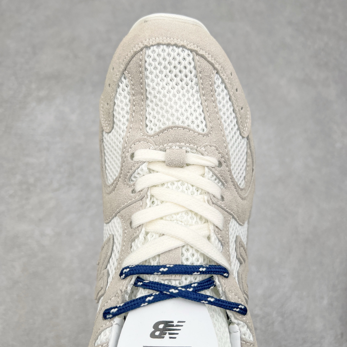 图片[4]-＃M3 MiuMiu x New Balance NB530 SL 缪缪联名系列低帮经典复古休闲运动慢跑鞋 近几年运动品牌与各大潮流品牌不断推出联名产品，在球鞋圈拥有极高的热度。此外，奢侈品牌和运动品牌联名也早已非新鲜事，继 Dior 和 Jordan Brand 以及 Prada 和 adidas 合作后。近日，Miu Miu与New Balance的合作基本已经成为定番，每年都会上新，而近期的最新联名也已经正式曝光，预计会在24年春夏面世！相比之前两次使用的574，这次Miu Miu带来了全新风格。采用了全新型号MR530进行设计，继续使用复古的旧化效果和去年就被带火的美拉德配色打造。Miu Miu作为千禧文化的重要推手，这次也是直接挑选了New Balance 2000年代时发布的健身跑鞋MR530。整体做旧效果非常明显，甚至有些二手鞋的感觉，多少是有点瘦巴黎世家影响了……配色方面将会推出米色和棕色两种颜色可供选择，整体覆盖了做旧麂皮，鞋舌和鞋垫和之前一致，有Miu Miu的Logo，同时搭配皮革和棉质双鞋带组成。尺码：36 37 37.5 38 38.5 39.5 40 40.5 41.5 42 42.5 43.5 44 44.5 45-选品中心