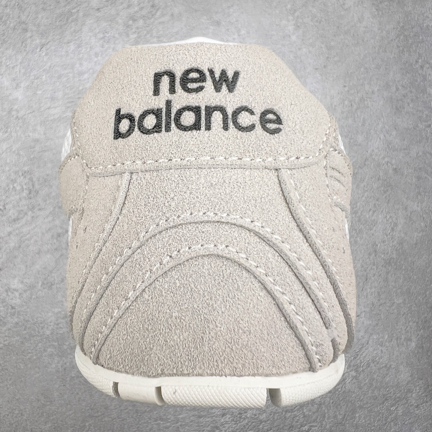 图片[8]-＃M3 MiuMiu x New Balance NB530 SL 缪缪联名系列低帮经典复古休闲运动慢跑鞋 近几年运动品牌与各大潮流品牌不断推出联名产品，在球鞋圈拥有极高的热度。此外，奢侈品牌和运动品牌联名也早已非新鲜事，继 Dior 和 Jordan Brand 以及 Prada 和 adidas 合作后。近日，Miu Miu与New Balance的合作基本已经成为定番，每年都会上新，而近期的最新联名也已经正式曝光，预计会在24年春夏面世！相比之前两次使用的574，这次Miu Miu带来了全新风格。采用了全新型号MR530进行设计，继续使用复古的旧化效果和去年就被带火的美拉德配色打造。Miu Miu作为千禧文化的重要推手，这次也是直接挑选了New Balance 2000年代时发布的健身跑鞋MR530。整体做旧效果非常明显，甚至有些二手鞋的感觉，多少是有点瘦巴黎世家影响了……配色方面将会推出米色和棕色两种颜色可供选择，整体覆盖了做旧麂皮，鞋舌和鞋垫和之前一致，有Miu Miu的Logo，同时搭配皮革和棉质双鞋带组成。尺码：36 37 37.5 38 38.5 39.5 40 40.5 41.5 42 42.5 43.5 44 44.5 45-选品中心