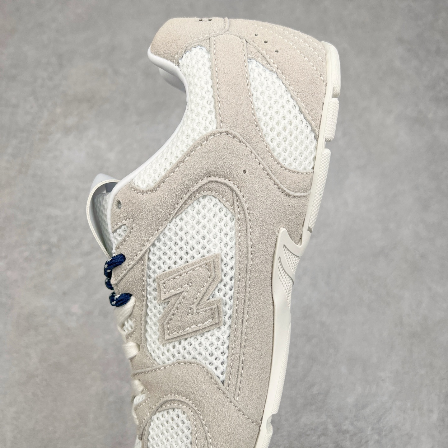 图片[7]-＃M3 MiuMiu x New Balance NB530 SL 缪缪联名系列低帮经典复古休闲运动慢跑鞋 近几年运动品牌与各大潮流品牌不断推出联名产品，在球鞋圈拥有极高的热度。此外，奢侈品牌和运动品牌联名也早已非新鲜事，继 Dior 和 Jordan Brand 以及 Prada 和 adidas 合作后。近日，Miu Miu与New Balance的合作基本已经成为定番，每年都会上新，而近期的最新联名也已经正式曝光，预计会在24年春夏面世！相比之前两次使用的574，这次Miu Miu带来了全新风格。采用了全新型号MR530进行设计，继续使用复古的旧化效果和去年就被带火的美拉德配色打造。Miu Miu作为千禧文化的重要推手，这次也是直接挑选了New Balance 2000年代时发布的健身跑鞋MR530。整体做旧效果非常明显，甚至有些二手鞋的感觉，多少是有点瘦巴黎世家影响了……配色方面将会推出米色和棕色两种颜色可供选择，整体覆盖了做旧麂皮，鞋舌和鞋垫和之前一致，有Miu Miu的Logo，同时搭配皮革和棉质双鞋带组成。尺码：36 37 37.5 38 38.5 39.5 40 40.5 41.5 42 42.5 43.5 44 44.5 45-选品中心