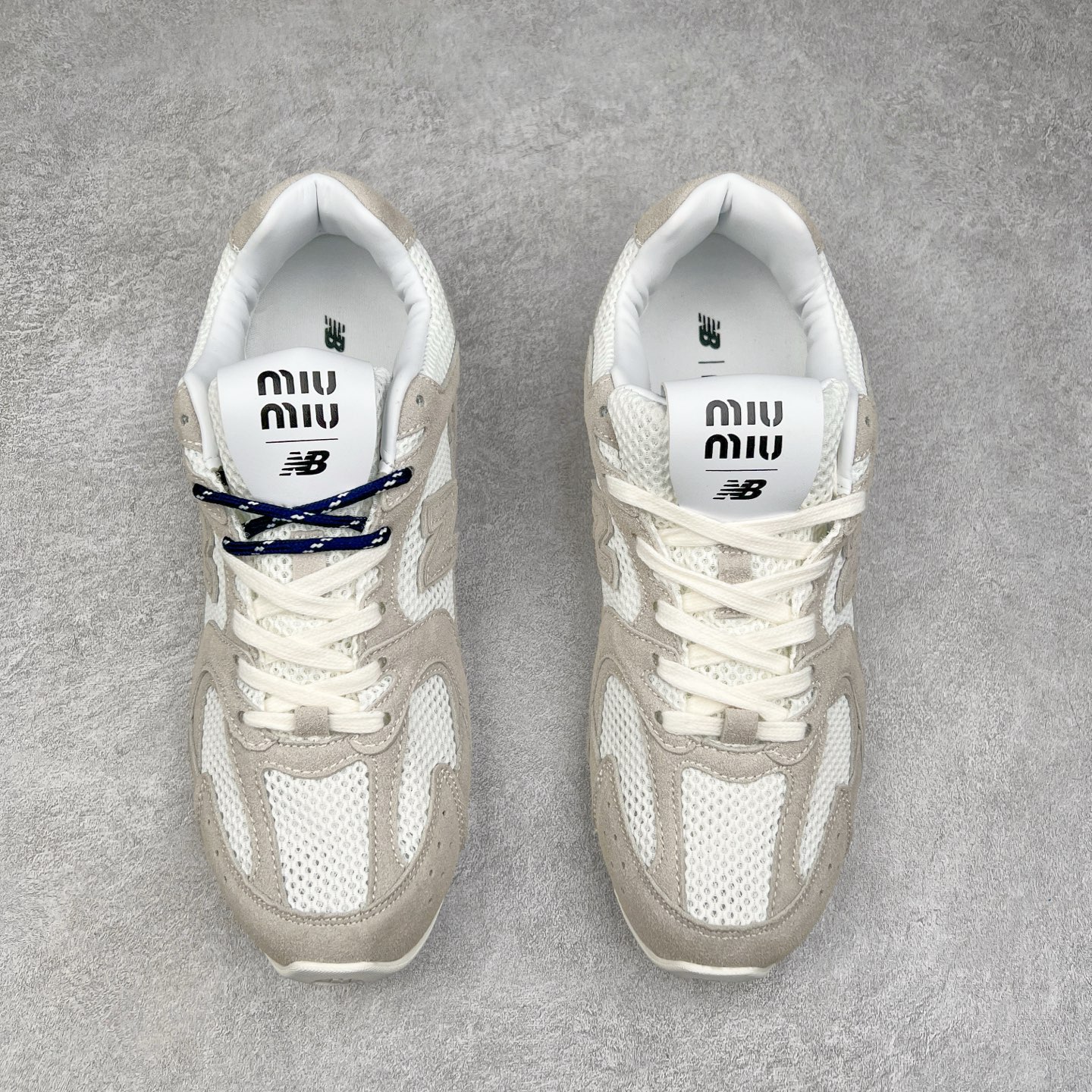 图片[2]-＃M3 MiuMiu x New Balance NB530 SL 缪缪联名系列低帮经典复古休闲运动慢跑鞋 近几年运动品牌与各大潮流品牌不断推出联名产品，在球鞋圈拥有极高的热度。此外，奢侈品牌和运动品牌联名也早已非新鲜事，继 Dior 和 Jordan Brand 以及 Prada 和 adidas 合作后。近日，Miu Miu与New Balance的合作基本已经成为定番，每年都会上新，而近期的最新联名也已经正式曝光，预计会在24年春夏面世！相比之前两次使用的574，这次Miu Miu带来了全新风格。采用了全新型号MR530进行设计，继续使用复古的旧化效果和去年就被带火的美拉德配色打造。Miu Miu作为千禧文化的重要推手，这次也是直接挑选了New Balance 2000年代时发布的健身跑鞋MR530。整体做旧效果非常明显，甚至有些二手鞋的感觉，多少是有点瘦巴黎世家影响了……配色方面将会推出米色和棕色两种颜色可供选择，整体覆盖了做旧麂皮，鞋舌和鞋垫和之前一致，有Miu Miu的Logo，同时搭配皮革和棉质双鞋带组成。尺码：36 37 37.5 38 38.5 39.5 40 40.5 41.5 42 42.5 43.5 44 44.5 45-选品中心