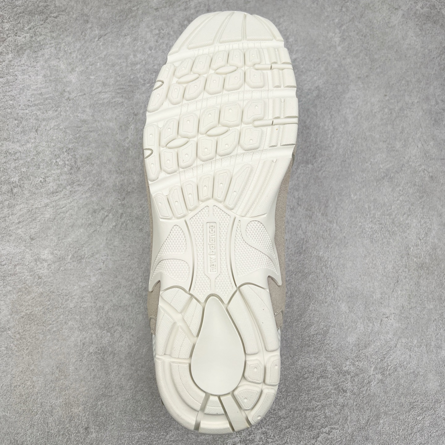 图片[9]-＃M3 MiuMiu x New Balance NB530 SL 缪缪联名系列低帮经典复古休闲运动慢跑鞋 近几年运动品牌与各大潮流品牌不断推出联名产品，在球鞋圈拥有极高的热度。此外，奢侈品牌和运动品牌联名也早已非新鲜事，继 Dior 和 Jordan Brand 以及 Prada 和 adidas 合作后。近日，Miu Miu与New Balance的合作基本已经成为定番，每年都会上新，而近期的最新联名也已经正式曝光，预计会在24年春夏面世！相比之前两次使用的574，这次Miu Miu带来了全新风格。采用了全新型号MR530进行设计，继续使用复古的旧化效果和去年就被带火的美拉德配色打造。Miu Miu作为千禧文化的重要推手，这次也是直接挑选了New Balance 2000年代时发布的健身跑鞋MR530。整体做旧效果非常明显，甚至有些二手鞋的感觉，多少是有点瘦巴黎世家影响了……配色方面将会推出米色和棕色两种颜色可供选择，整体覆盖了做旧麂皮，鞋舌和鞋垫和之前一致，有Miu Miu的Logo，同时搭配皮革和棉质双鞋带组成。尺码：36 37 37.5 38 38.5 39.5 40 40.5 41.5 42 42.5 43.5 44 44.5 45-选品中心