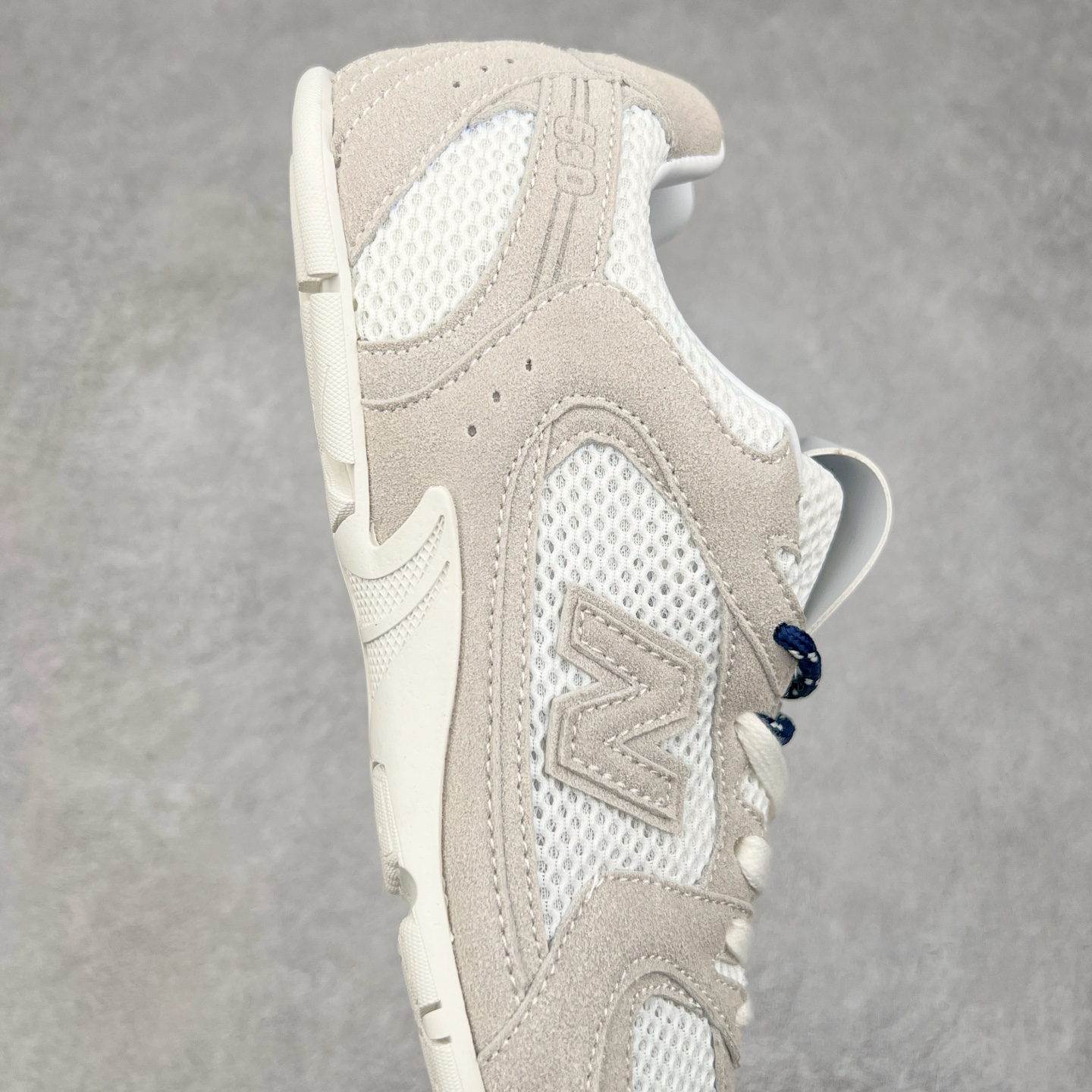 图片[6]-＃M3 MiuMiu x New Balance NB530 SL 缪缪联名系列低帮经典复古休闲运动慢跑鞋 近几年运动品牌与各大潮流品牌不断推出联名产品，在球鞋圈拥有极高的热度。此外，奢侈品牌和运动品牌联名也早已非新鲜事，继 Dior 和 Jordan Brand 以及 Prada 和 adidas 合作后。近日，Miu Miu与New Balance的合作基本已经成为定番，每年都会上新，而近期的最新联名也已经正式曝光，预计会在24年春夏面世！相比之前两次使用的574，这次Miu Miu带来了全新风格。采用了全新型号MR530进行设计，继续使用复古的旧化效果和去年就被带火的美拉德配色打造。Miu Miu作为千禧文化的重要推手，这次也是直接挑选了New Balance 2000年代时发布的健身跑鞋MR530。整体做旧效果非常明显，甚至有些二手鞋的感觉，多少是有点瘦巴黎世家影响了……配色方面将会推出米色和棕色两种颜色可供选择，整体覆盖了做旧麂皮，鞋舌和鞋垫和之前一致，有Miu Miu的Logo，同时搭配皮革和棉质双鞋带组成。尺码：36 37 37.5 38 38.5 39.5 40 40.5 41.5 42 42.5 43.5 44 44.5 45-选品中心