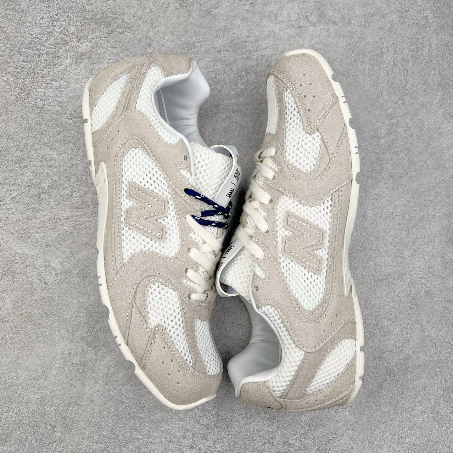 图片[3]-＃M3 MiuMiu x New Balance NB530 SL 缪缪联名系列低帮经典复古休闲运动慢跑鞋 近几年运动品牌与各大潮流品牌不断推出联名产品，在球鞋圈拥有极高的热度。此外，奢侈品牌和运动品牌联名也早已非新鲜事，继 Dior 和 Jordan Brand 以及 Prada 和 adidas 合作后。近日，Miu Miu与New Balance的合作基本已经成为定番，每年都会上新，而近期的最新联名也已经正式曝光，预计会在24年春夏面世！相比之前两次使用的574，这次Miu Miu带来了全新风格。采用了全新型号MR530进行设计，继续使用复古的旧化效果和去年就被带火的美拉德配色打造。Miu Miu作为千禧文化的重要推手，这次也是直接挑选了New Balance 2000年代时发布的健身跑鞋MR530。整体做旧效果非常明显，甚至有些二手鞋的感觉，多少是有点瘦巴黎世家影响了……配色方面将会推出米色和棕色两种颜色可供选择，整体覆盖了做旧麂皮，鞋舌和鞋垫和之前一致，有Miu Miu的Logo，同时搭配皮革和棉质双鞋带组成。尺码：36 37 37.5 38 38.5 39.5 40 40.5 41.5 42 42.5 43.5 44 44.5 45-选品中心