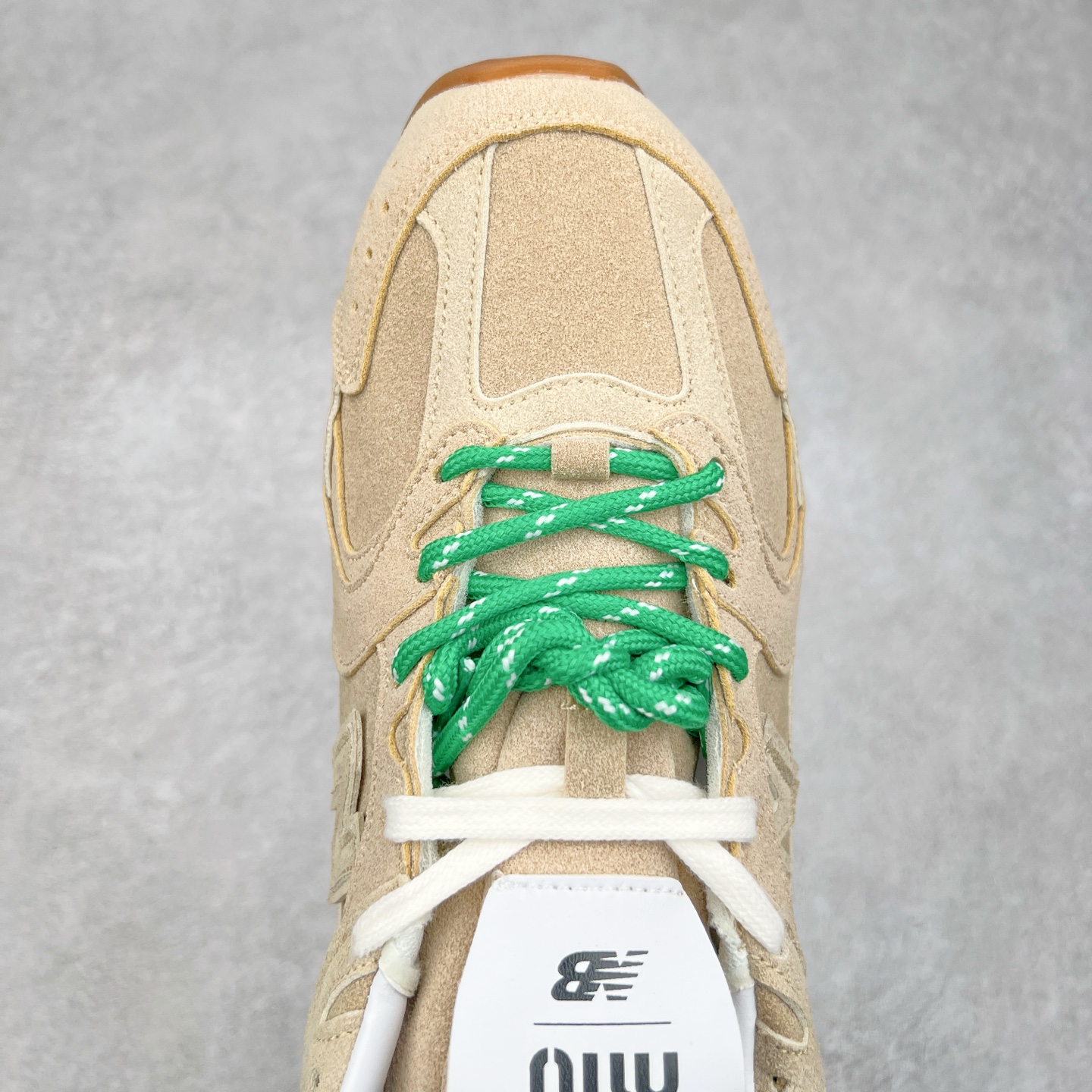 图片[4]-＃M3 MiuMiu x New Balance NB530 SL 缪缪联名系列低帮经典复古休闲运动慢跑鞋 近几年运动品牌与各大潮流品牌不断推出联名产品，在球鞋圈拥有极高的热度。此外，奢侈品牌和运动品牌联名也早已非新鲜事，继 Dior 和 Jordan Brand 以及 Prada 和 adidas 合作后。近日，Miu Miu与New Balance的合作基本已经成为定番，每年都会上新，而近期的最新联名也已经正式曝光，预计会在24年春夏面世！相比之前两次使用的574，这次Miu Miu带来了全新风格。采用了全新型号MR530进行设计，继续使用复古的旧化效果和去年就被带火的美拉德配色打造。Miu Miu作为千禧文化的重要推手，这次也是直接挑选了New Balance 2000年代时发布的健身跑鞋MR530。整体做旧效果非常明显，甚至有些二手鞋的感觉，多少是有点瘦巴黎世家影响了……配色方面将会推出米色和棕色两种颜色可供选择，整体覆盖了做旧麂皮，鞋舌和鞋垫和之前一致，有Miu Miu的Logo，同时搭配皮革和棉质双鞋带组成。尺码：36 37 37.5 38 38.5 39.5 40 40.5 41.5 42 42.5 43.5 44 44.5 45-选品中心