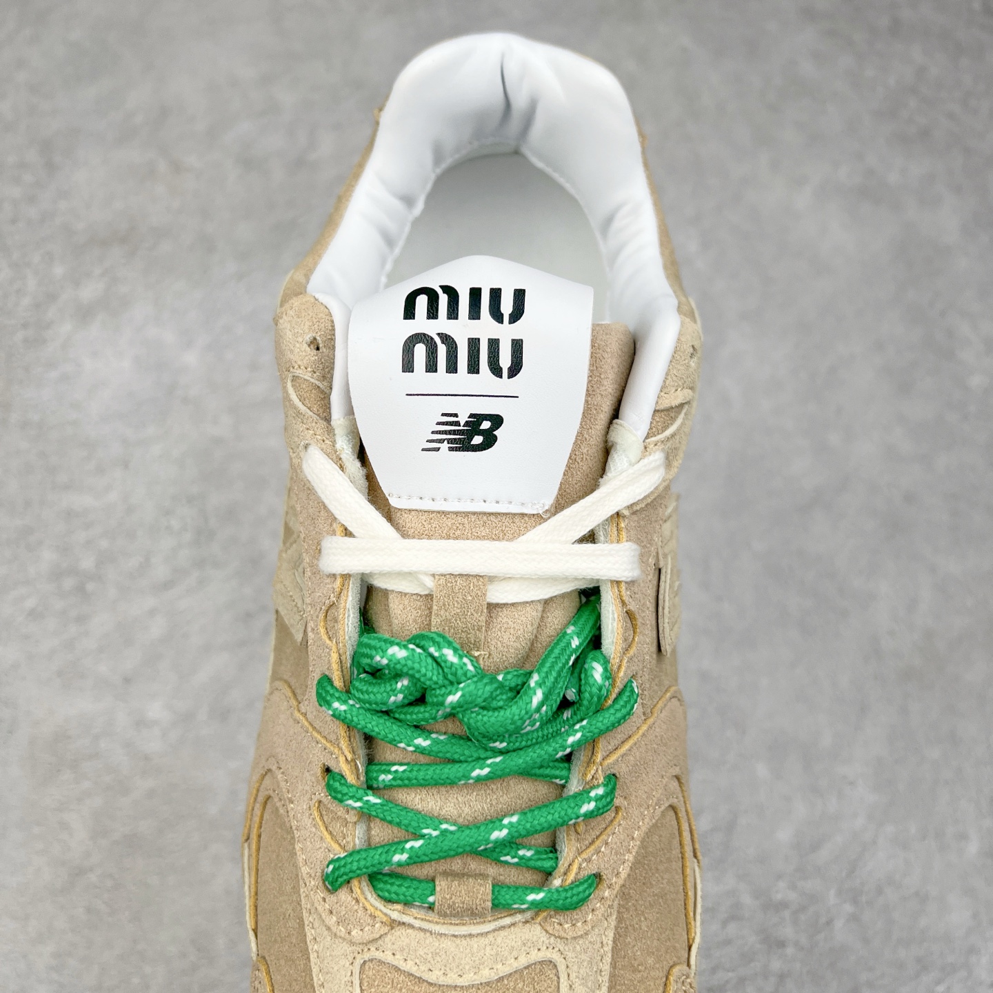 图片[5]-＃M3 MiuMiu x New Balance NB530 SL 缪缪联名系列低帮经典复古休闲运动慢跑鞋 近几年运动品牌与各大潮流品牌不断推出联名产品，在球鞋圈拥有极高的热度。此外，奢侈品牌和运动品牌联名也早已非新鲜事，继 Dior 和 Jordan Brand 以及 Prada 和 adidas 合作后。近日，Miu Miu与New Balance的合作基本已经成为定番，每年都会上新，而近期的最新联名也已经正式曝光，预计会在24年春夏面世！相比之前两次使用的574，这次Miu Miu带来了全新风格。采用了全新型号MR530进行设计，继续使用复古的旧化效果和去年就被带火的美拉德配色打造。Miu Miu作为千禧文化的重要推手，这次也是直接挑选了New Balance 2000年代时发布的健身跑鞋MR530。整体做旧效果非常明显，甚至有些二手鞋的感觉，多少是有点瘦巴黎世家影响了……配色方面将会推出米色和棕色两种颜色可供选择，整体覆盖了做旧麂皮，鞋舌和鞋垫和之前一致，有Miu Miu的Logo，同时搭配皮革和棉质双鞋带组成。尺码：36 37 37.5 38 38.5 39.5 40 40.5 41.5 42 42.5 43.5 44 44.5 45-选品中心