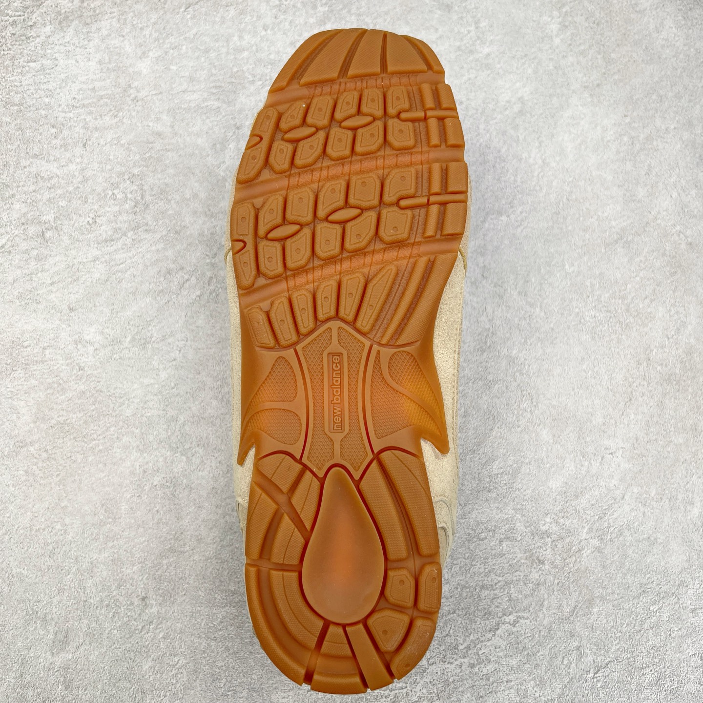 图片[9]-＃M3 MiuMiu x New Balance NB530 SL 缪缪联名系列低帮经典复古休闲运动慢跑鞋 近几年运动品牌与各大潮流品牌不断推出联名产品，在球鞋圈拥有极高的热度。此外，奢侈品牌和运动品牌联名也早已非新鲜事，继 Dior 和 Jordan Brand 以及 Prada 和 adidas 合作后。近日，Miu Miu与New Balance的合作基本已经成为定番，每年都会上新，而近期的最新联名也已经正式曝光，预计会在24年春夏面世！相比之前两次使用的574，这次Miu Miu带来了全新风格。采用了全新型号MR530进行设计，继续使用复古的旧化效果和去年就被带火的美拉德配色打造。Miu Miu作为千禧文化的重要推手，这次也是直接挑选了New Balance 2000年代时发布的健身跑鞋MR530。整体做旧效果非常明显，甚至有些二手鞋的感觉，多少是有点瘦巴黎世家影响了……配色方面将会推出米色和棕色两种颜色可供选择，整体覆盖了做旧麂皮，鞋舌和鞋垫和之前一致，有Miu Miu的Logo，同时搭配皮革和棉质双鞋带组成。尺码：36 37 37.5 38 38.5 39.5 40 40.5 41.5 42 42.5 43.5 44 44.5 45-选品中心