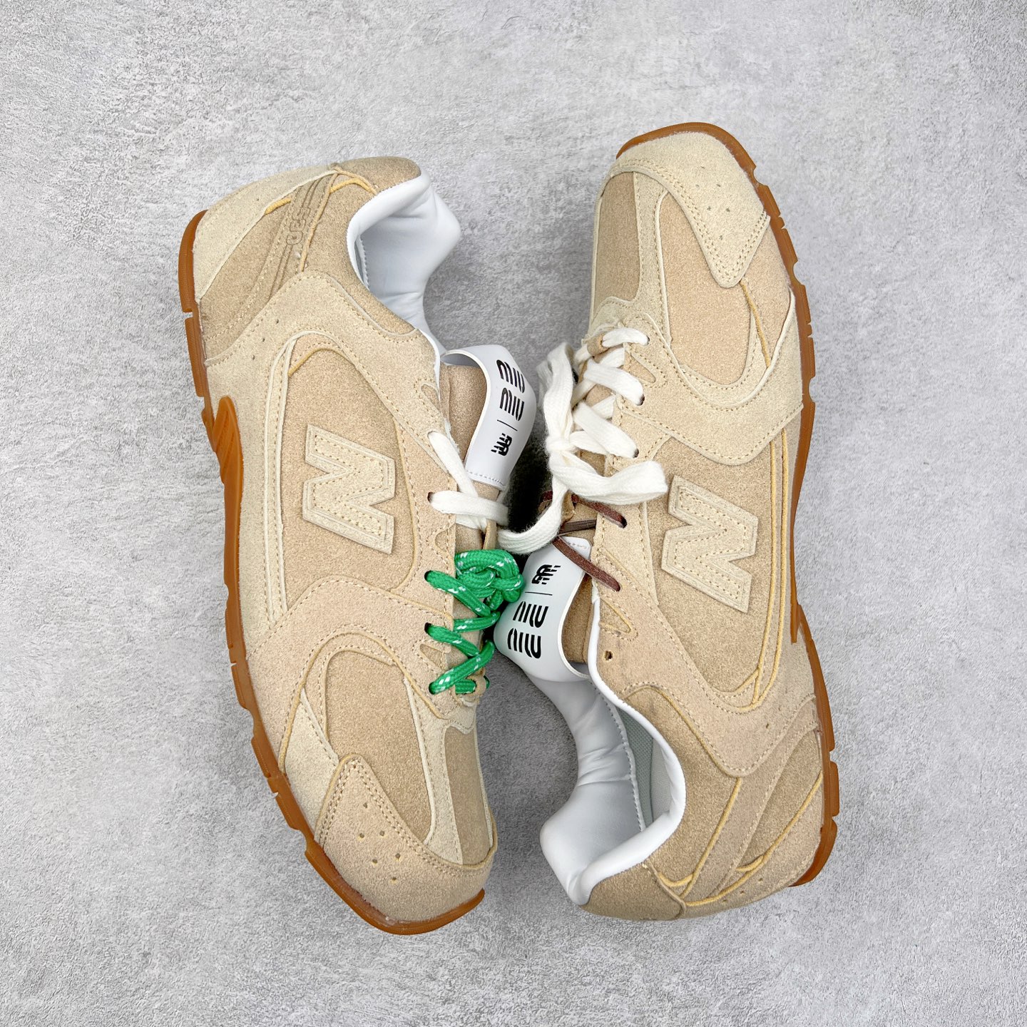 图片[3]-＃M3 MiuMiu x New Balance NB530 SL 缪缪联名系列低帮经典复古休闲运动慢跑鞋 近几年运动品牌与各大潮流品牌不断推出联名产品，在球鞋圈拥有极高的热度。此外，奢侈品牌和运动品牌联名也早已非新鲜事，继 Dior 和 Jordan Brand 以及 Prada 和 adidas 合作后。近日，Miu Miu与New Balance的合作基本已经成为定番，每年都会上新，而近期的最新联名也已经正式曝光，预计会在24年春夏面世！相比之前两次使用的574，这次Miu Miu带来了全新风格。采用了全新型号MR530进行设计，继续使用复古的旧化效果和去年就被带火的美拉德配色打造。Miu Miu作为千禧文化的重要推手，这次也是直接挑选了New Balance 2000年代时发布的健身跑鞋MR530。整体做旧效果非常明显，甚至有些二手鞋的感觉，多少是有点瘦巴黎世家影响了……配色方面将会推出米色和棕色两种颜色可供选择，整体覆盖了做旧麂皮，鞋舌和鞋垫和之前一致，有Miu Miu的Logo，同时搭配皮革和棉质双鞋带组成。尺码：36 37 37.5 38 38.5 39.5 40 40.5 41.5 42 42.5 43.5 44 44.5 45-选品中心