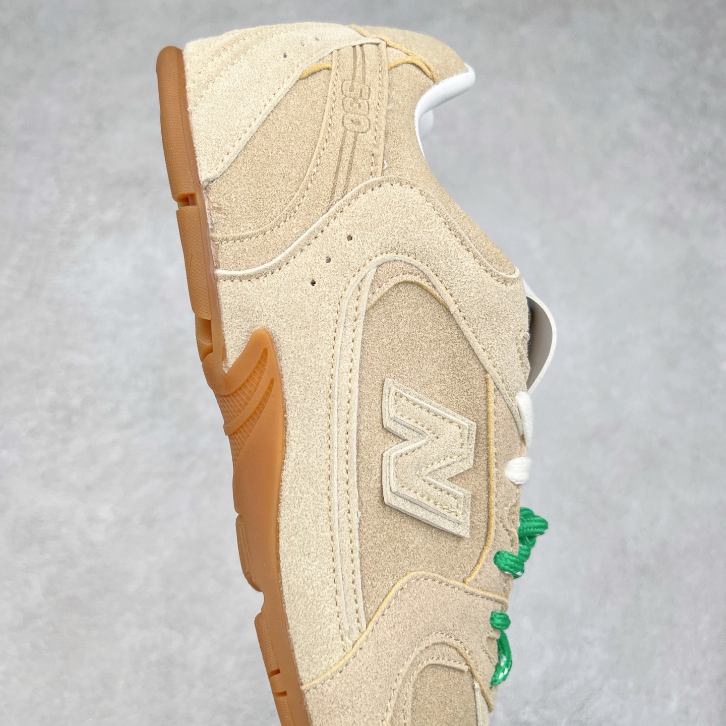 图片[6]-＃M3 MiuMiu x New Balance NB530 SL 缪缪联名系列低帮经典复古休闲运动慢跑鞋 近几年运动品牌与各大潮流品牌不断推出联名产品，在球鞋圈拥有极高的热度。此外，奢侈品牌和运动品牌联名也早已非新鲜事，继 Dior 和 Jordan Brand 以及 Prada 和 adidas 合作后。近日，Miu Miu与New Balance的合作基本已经成为定番，每年都会上新，而近期的最新联名也已经正式曝光，预计会在24年春夏面世！相比之前两次使用的574，这次Miu Miu带来了全新风格。采用了全新型号MR530进行设计，继续使用复古的旧化效果和去年就被带火的美拉德配色打造。Miu Miu作为千禧文化的重要推手，这次也是直接挑选了New Balance 2000年代时发布的健身跑鞋MR530。整体做旧效果非常明显，甚至有些二手鞋的感觉，多少是有点瘦巴黎世家影响了……配色方面将会推出米色和棕色两种颜色可供选择，整体覆盖了做旧麂皮，鞋舌和鞋垫和之前一致，有Miu Miu的Logo，同时搭配皮革和棉质双鞋带组成。尺码：36 37 37.5 38 38.5 39.5 40 40.5 41.5 42 42.5 43.5 44 44.5 45-选品中心