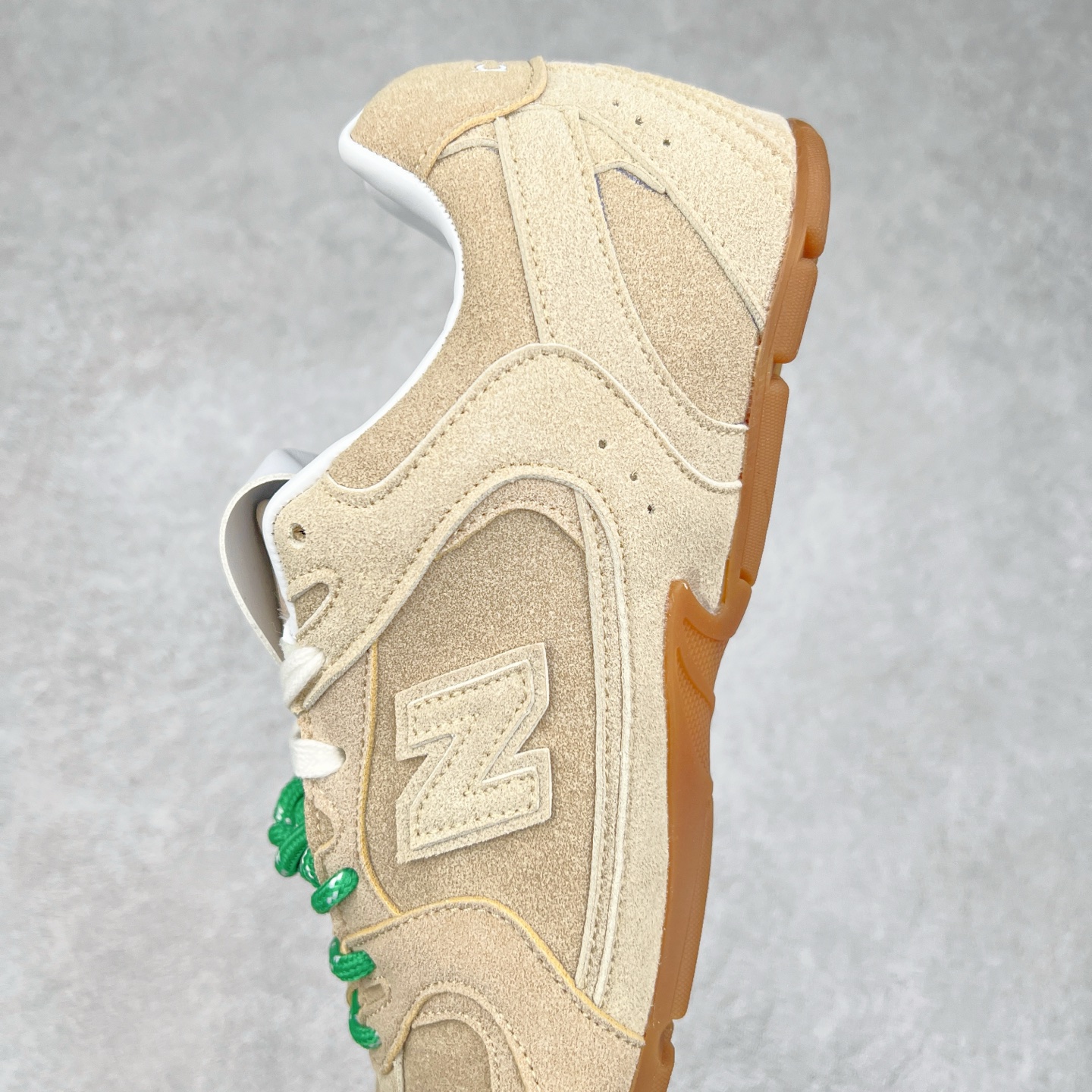 图片[7]-＃M3 MiuMiu x New Balance NB530 SL 缪缪联名系列低帮经典复古休闲运动慢跑鞋 近几年运动品牌与各大潮流品牌不断推出联名产品，在球鞋圈拥有极高的热度。此外，奢侈品牌和运动品牌联名也早已非新鲜事，继 Dior 和 Jordan Brand 以及 Prada 和 adidas 合作后。近日，Miu Miu与New Balance的合作基本已经成为定番，每年都会上新，而近期的最新联名也已经正式曝光，预计会在24年春夏面世！相比之前两次使用的574，这次Miu Miu带来了全新风格。采用了全新型号MR530进行设计，继续使用复古的旧化效果和去年就被带火的美拉德配色打造。Miu Miu作为千禧文化的重要推手，这次也是直接挑选了New Balance 2000年代时发布的健身跑鞋MR530。整体做旧效果非常明显，甚至有些二手鞋的感觉，多少是有点瘦巴黎世家影响了……配色方面将会推出米色和棕色两种颜色可供选择，整体覆盖了做旧麂皮，鞋舌和鞋垫和之前一致，有Miu Miu的Logo，同时搭配皮革和棉质双鞋带组成。尺码：36 37 37.5 38 38.5 39.5 40 40.5 41.5 42 42.5 43.5 44 44.5 45-选品中心