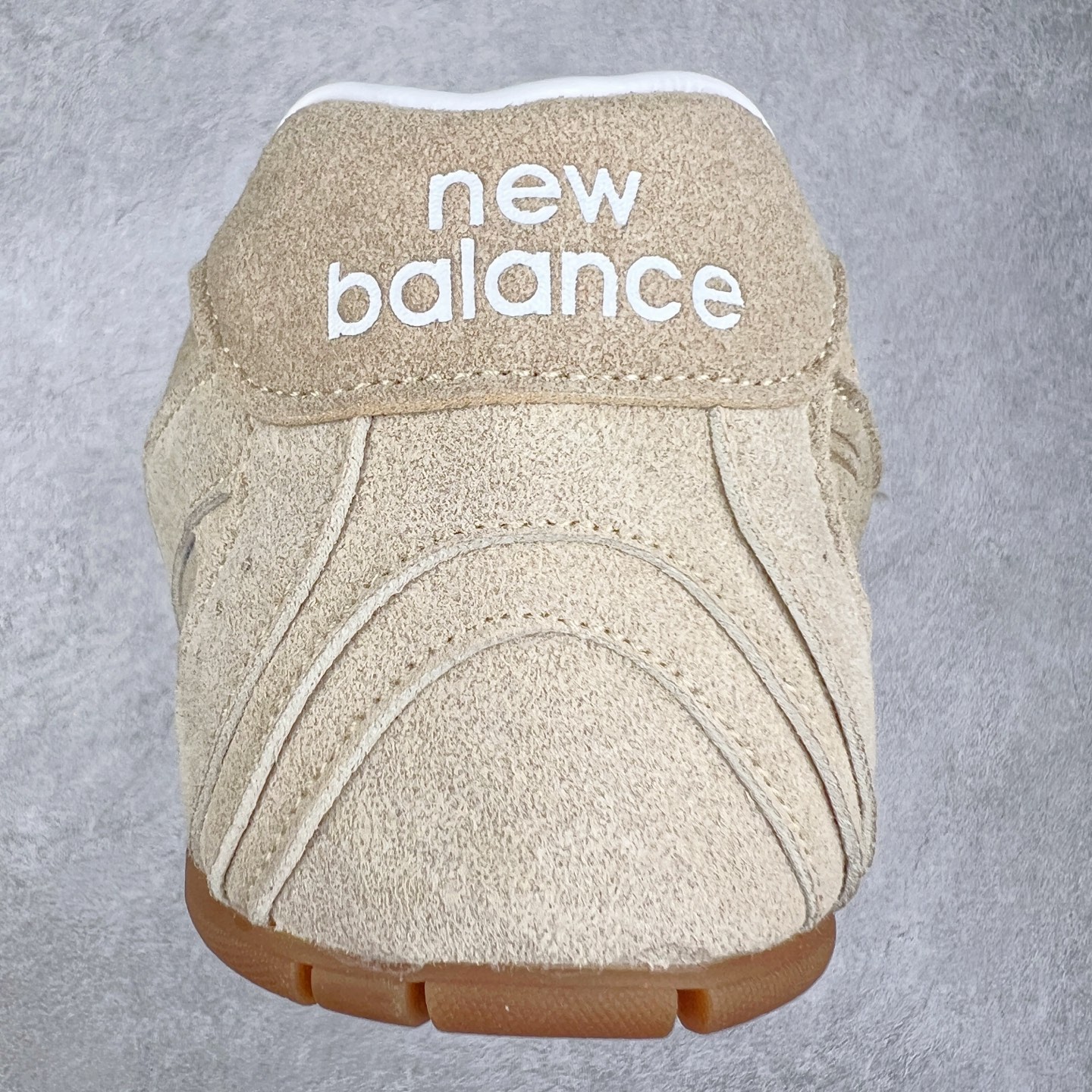 图片[8]-＃M3 MiuMiu x New Balance NB530 SL 缪缪联名系列低帮经典复古休闲运动慢跑鞋 近几年运动品牌与各大潮流品牌不断推出联名产品，在球鞋圈拥有极高的热度。此外，奢侈品牌和运动品牌联名也早已非新鲜事，继 Dior 和 Jordan Brand 以及 Prada 和 adidas 合作后。近日，Miu Miu与New Balance的合作基本已经成为定番，每年都会上新，而近期的最新联名也已经正式曝光，预计会在24年春夏面世！相比之前两次使用的574，这次Miu Miu带来了全新风格。采用了全新型号MR530进行设计，继续使用复古的旧化效果和去年就被带火的美拉德配色打造。Miu Miu作为千禧文化的重要推手，这次也是直接挑选了New Balance 2000年代时发布的健身跑鞋MR530。整体做旧效果非常明显，甚至有些二手鞋的感觉，多少是有点瘦巴黎世家影响了……配色方面将会推出米色和棕色两种颜色可供选择，整体覆盖了做旧麂皮，鞋舌和鞋垫和之前一致，有Miu Miu的Logo，同时搭配皮革和棉质双鞋带组成。尺码：36 37 37.5 38 38.5 39.5 40 40.5 41.5 42 42.5 43.5 44 44.5 45-选品中心