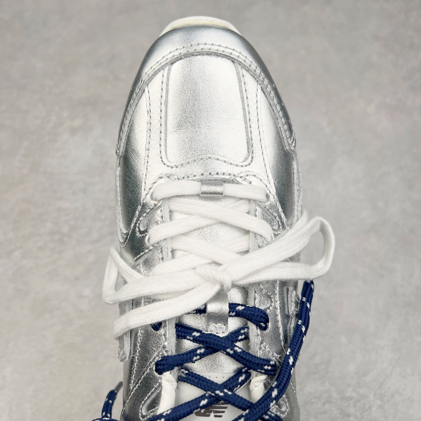 图片[4]-＃莞产 Miumiu x New Balance NB530 新百伦缪缪联名款复古运动鞋 全套原楦原纸板原厂数据开发 原厂三文治网纱 原装进口羊皮加羊反绒正确绒感卡色 正确中底拉帮中底纸板满印细节 冲裁组合 匠心打造 耗时两个月开发完成 工艺极其复杂难度可想而知 新开独立私模大底 全网唯一正确私模大底 高端零售专供产物 这双变奏版本的530 SL 有着抢眼的双鞋带系统 以撞色的拼接感带出不同以往的风格 同时透过网眼面料与麂皮呈现复古质地 除了极为受到欢迎的棕色调之外 还推出了轻盈的裸白色系 而双方的联名徽标则展现在鞋舌以及内里衬底之上 搭配棉质和皮革的双重鞋带设计呈现出不俗的质感 此番的一大亮点就是将原来的ABZORB 鞋底更换为超薄外底 诠释Y2K风造型 鞋舌上的\\\”Miu Miu\\\”和\\\”NB\\\”Logo彰显联名身份 整双鞋带来浓浓的复古氛围 尺码：36 37 37.5 38 38.5 39.5 40 40.5 41.5 42 42.5 43 44 44.5 45-选品中心