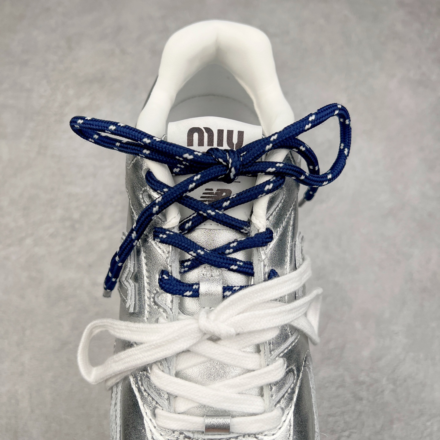 图片[5]-＃莞产 Miumiu x New Balance NB530 新百伦缪缪联名款复古运动鞋 全套原楦原纸板原厂数据开发 原厂三文治网纱 原装进口羊皮加羊反绒正确绒感卡色 正确中底拉帮中底纸板满印细节 冲裁组合 匠心打造 耗时两个月开发完成 工艺极其复杂难度可想而知 新开独立私模大底 全网唯一正确私模大底 高端零售专供产物 这双变奏版本的530 SL 有着抢眼的双鞋带系统 以撞色的拼接感带出不同以往的风格 同时透过网眼面料与麂皮呈现复古质地 除了极为受到欢迎的棕色调之外 还推出了轻盈的裸白色系 而双方的联名徽标则展现在鞋舌以及内里衬底之上 搭配棉质和皮革的双重鞋带设计呈现出不俗的质感 此番的一大亮点就是将原来的ABZORB 鞋底更换为超薄外底 诠释Y2K风造型 鞋舌上的\\\”Miu Miu\\\”和\\\”NB\\\”Logo彰显联名身份 整双鞋带来浓浓的复古氛围 尺码：36 37 37.5 38 38.5 39.5 40 40.5 41.5 42 42.5 43 44 44.5 45-选品中心