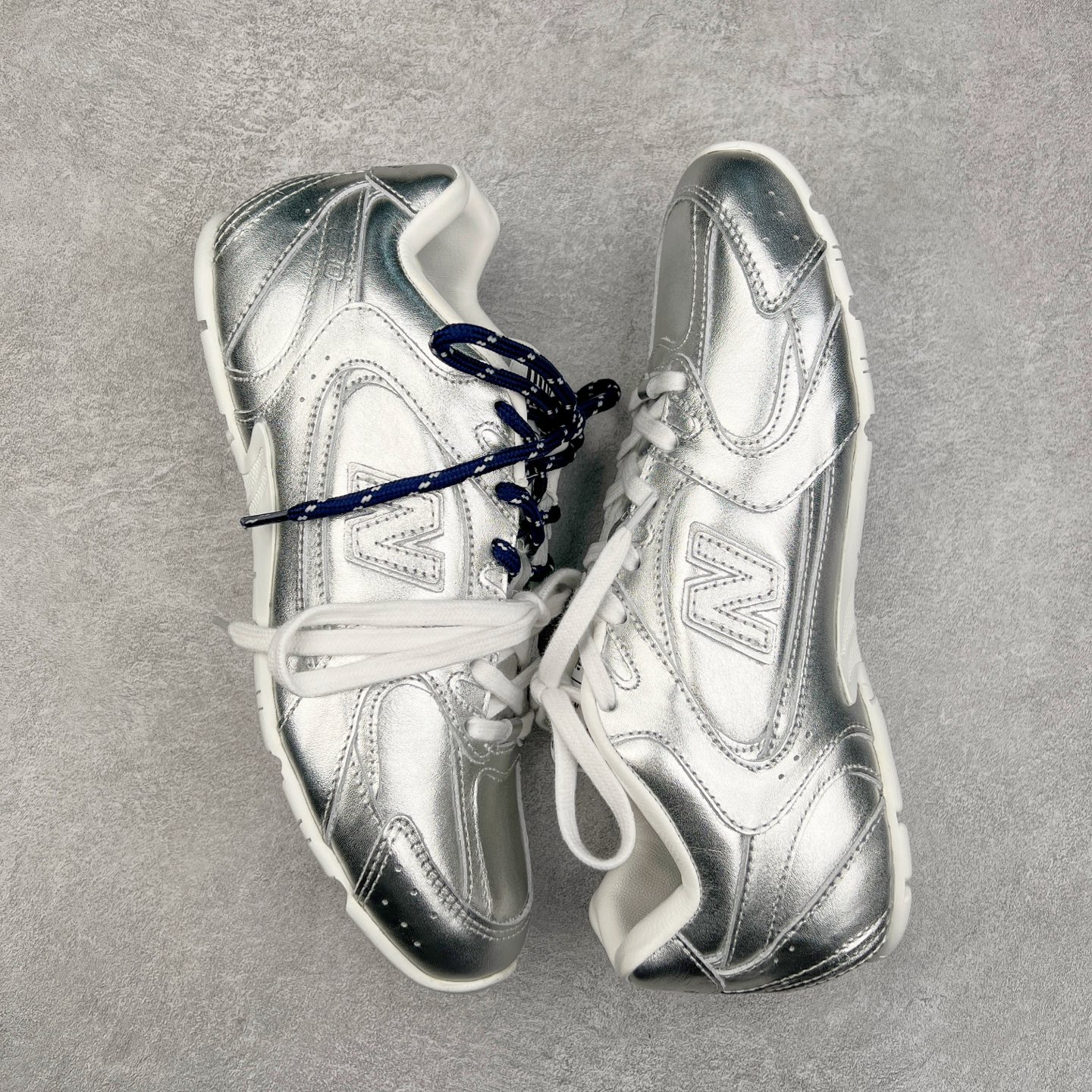 图片[3]-＃莞产 Miumiu x New Balance NB530 新百伦缪缪联名款复古运动鞋 全套原楦原纸板原厂数据开发 原厂三文治网纱 原装进口羊皮加羊反绒正确绒感卡色 正确中底拉帮中底纸板满印细节 冲裁组合 匠心打造 耗时两个月开发完成 工艺极其复杂难度可想而知 新开独立私模大底 全网唯一正确私模大底 高端零售专供产物 这双变奏版本的530 SL 有着抢眼的双鞋带系统 以撞色的拼接感带出不同以往的风格 同时透过网眼面料与麂皮呈现复古质地 除了极为受到欢迎的棕色调之外 还推出了轻盈的裸白色系 而双方的联名徽标则展现在鞋舌以及内里衬底之上 搭配棉质和皮革的双重鞋带设计呈现出不俗的质感 此番的一大亮点就是将原来的ABZORB 鞋底更换为超薄外底 诠释Y2K风造型 鞋舌上的\\\”Miu Miu\\\”和\\\”NB\\\”Logo彰显联名身份 整双鞋带来浓浓的复古氛围 尺码：36 37 37.5 38 38.5 39.5 40 40.5 41.5 42 42.5 43 44 44.5 45-选品中心