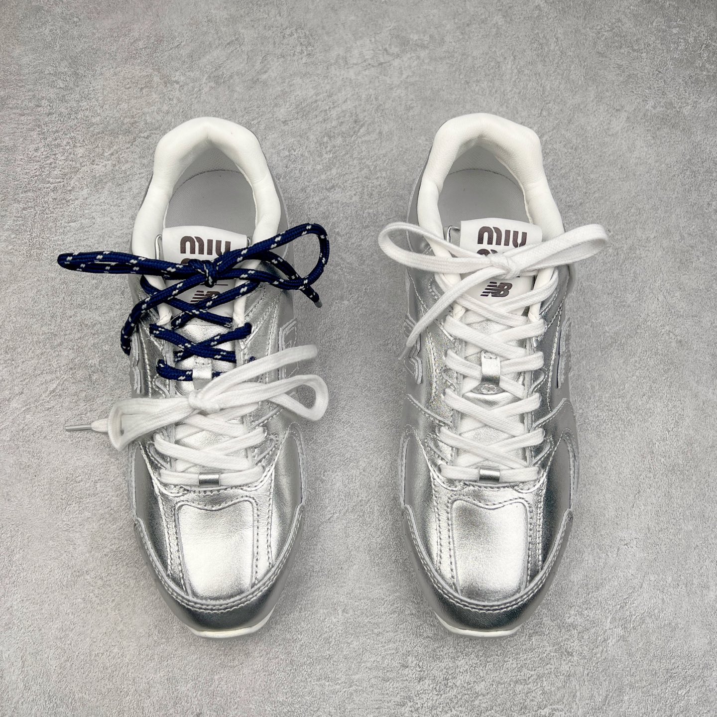 图片[2]-＃莞产 Miumiu x New Balance NB530 新百伦缪缪联名款复古运动鞋 全套原楦原纸板原厂数据开发 原厂三文治网纱 原装进口羊皮加羊反绒正确绒感卡色 正确中底拉帮中底纸板满印细节 冲裁组合 匠心打造 耗时两个月开发完成 工艺极其复杂难度可想而知 新开独立私模大底 全网唯一正确私模大底 高端零售专供产物 这双变奏版本的530 SL 有着抢眼的双鞋带系统 以撞色的拼接感带出不同以往的风格 同时透过网眼面料与麂皮呈现复古质地 除了极为受到欢迎的棕色调之外 还推出了轻盈的裸白色系 而双方的联名徽标则展现在鞋舌以及内里衬底之上 搭配棉质和皮革的双重鞋带设计呈现出不俗的质感 此番的一大亮点就是将原来的ABZORB 鞋底更换为超薄外底 诠释Y2K风造型 鞋舌上的\\\”Miu Miu\\\”和\\\”NB\\\”Logo彰显联名身份 整双鞋带来浓浓的复古氛围 尺码：36 37 37.5 38 38.5 39.5 40 40.5 41.5 42 42.5 43 44 44.5 45-选品中心