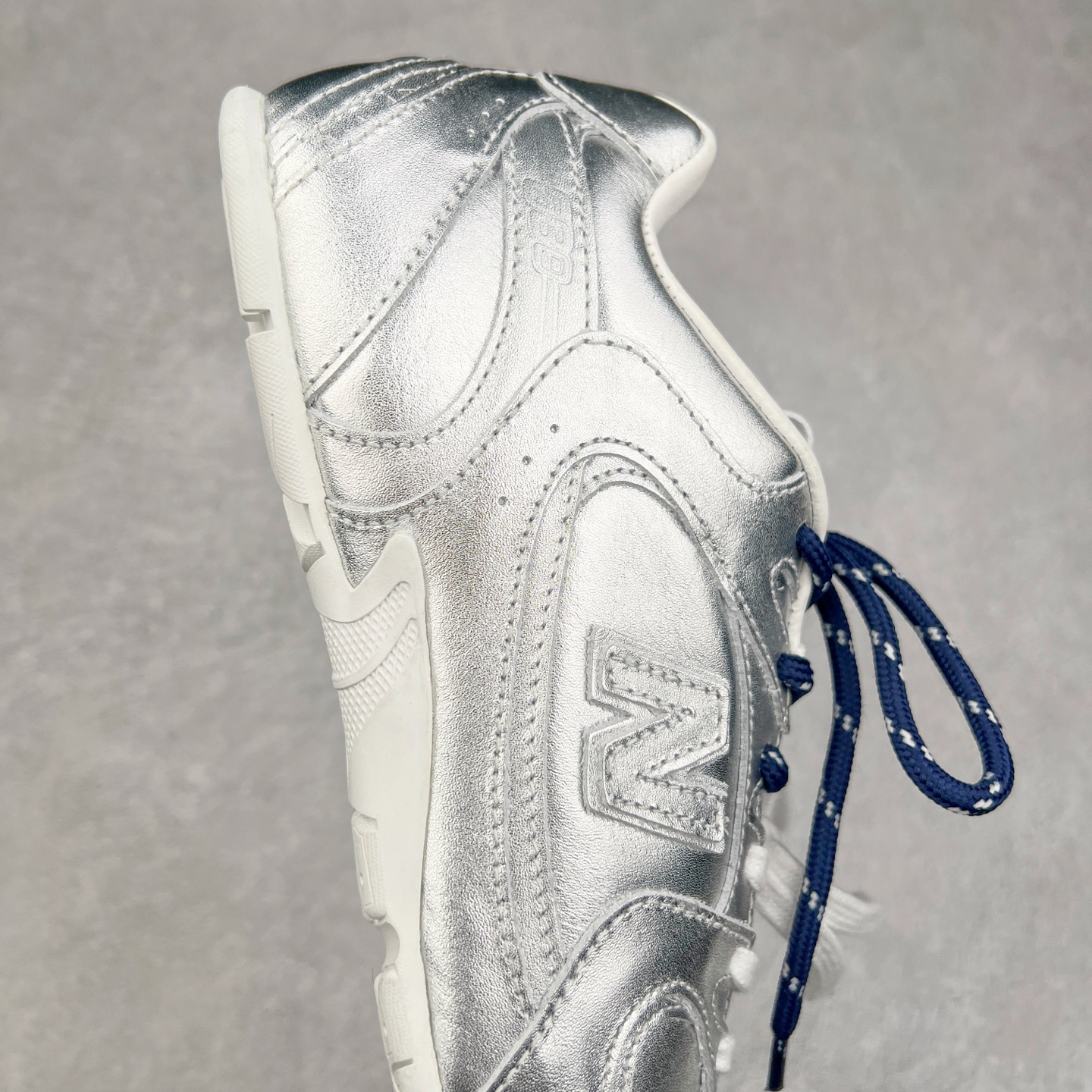 图片[6]-＃莞产 Miumiu x New Balance NB530 新百伦缪缪联名款复古运动鞋 全套原楦原纸板原厂数据开发 原厂三文治网纱 原装进口羊皮加羊反绒正确绒感卡色 正确中底拉帮中底纸板满印细节 冲裁组合 匠心打造 耗时两个月开发完成 工艺极其复杂难度可想而知 新开独立私模大底 全网唯一正确私模大底 高端零售专供产物 这双变奏版本的530 SL 有着抢眼的双鞋带系统 以撞色的拼接感带出不同以往的风格 同时透过网眼面料与麂皮呈现复古质地 除了极为受到欢迎的棕色调之外 还推出了轻盈的裸白色系 而双方的联名徽标则展现在鞋舌以及内里衬底之上 搭配棉质和皮革的双重鞋带设计呈现出不俗的质感 此番的一大亮点就是将原来的ABZORB 鞋底更换为超薄外底 诠释Y2K风造型 鞋舌上的\\\”Miu Miu\\\”和\\\”NB\\\”Logo彰显联名身份 整双鞋带来浓浓的复古氛围 尺码：36 37 37.5 38 38.5 39.5 40 40.5 41.5 42 42.5 43 44 44.5 45-选品中心