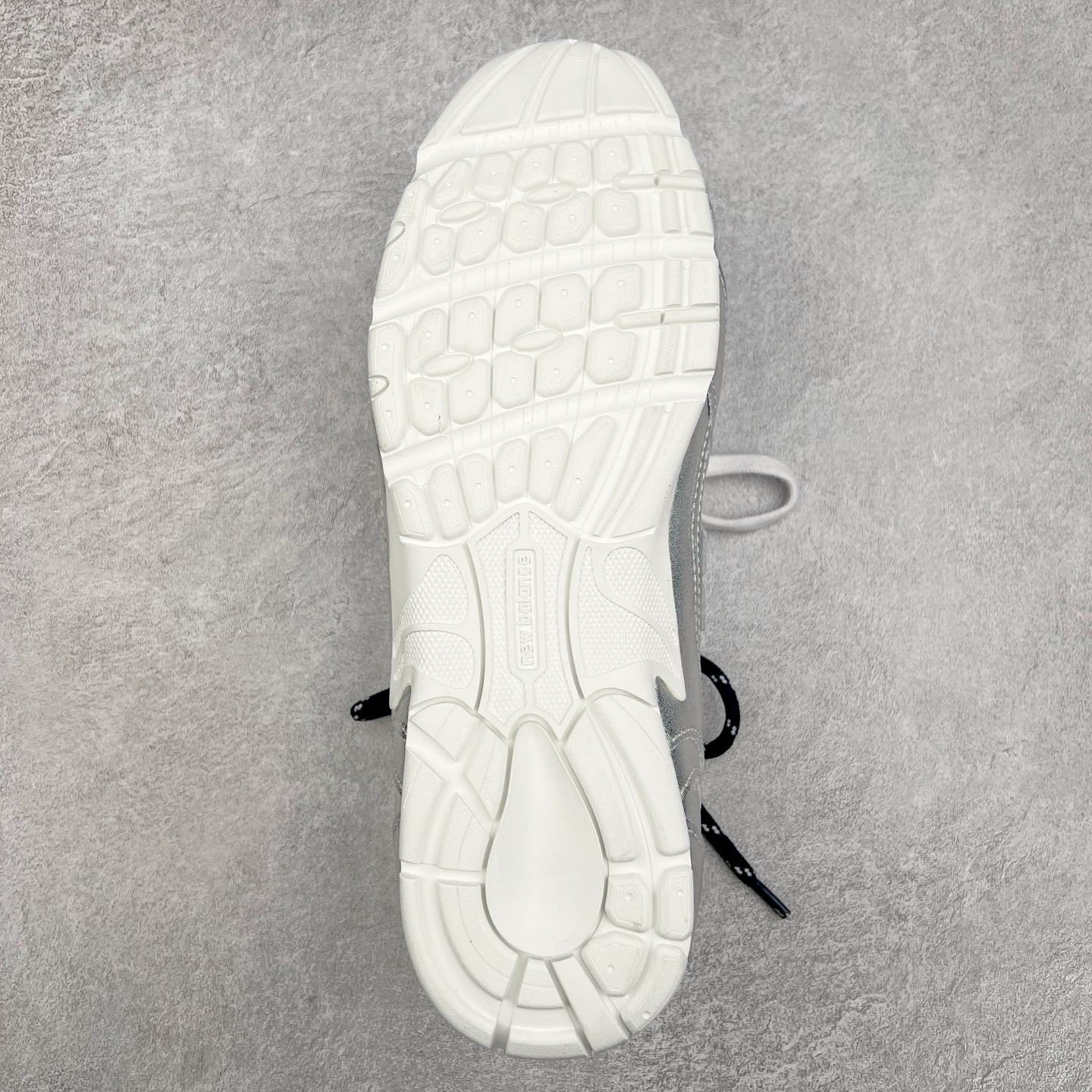 图片[9]-＃莞产 Miumiu x New Balance NB530 新百伦缪缪联名款复古运动鞋 全套原楦原纸板原厂数据开发 原厂三文治网纱 原装进口羊皮加羊反绒正确绒感卡色 正确中底拉帮中底纸板满印细节 冲裁组合 匠心打造 耗时两个月开发完成 工艺极其复杂难度可想而知 新开独立私模大底 全网唯一正确私模大底 高端零售专供产物 这双变奏版本的530 SL 有着抢眼的双鞋带系统 以撞色的拼接感带出不同以往的风格 同时透过网眼面料与麂皮呈现复古质地 除了极为受到欢迎的棕色调之外 还推出了轻盈的裸白色系 而双方的联名徽标则展现在鞋舌以及内里衬底之上 搭配棉质和皮革的双重鞋带设计呈现出不俗的质感 此番的一大亮点就是将原来的ABZORB 鞋底更换为超薄外底 诠释Y2K风造型 鞋舌上的\\\”Miu Miu\\\”和\\\”NB\\\”Logo彰显联名身份 整双鞋带来浓浓的复古氛围 尺码：36 37 37.5 38 38.5 39.5 40 40.5 41.5 42 42.5 43 44 44.5 45-选品中心