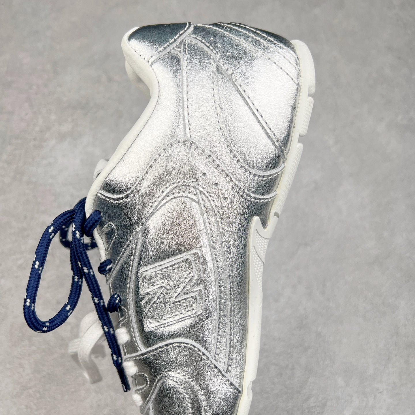 图片[7]-＃莞产 Miumiu x New Balance NB530 新百伦缪缪联名款复古运动鞋 全套原楦原纸板原厂数据开发 原厂三文治网纱 原装进口羊皮加羊反绒正确绒感卡色 正确中底拉帮中底纸板满印细节 冲裁组合 匠心打造 耗时两个月开发完成 工艺极其复杂难度可想而知 新开独立私模大底 全网唯一正确私模大底 高端零售专供产物 这双变奏版本的530 SL 有着抢眼的双鞋带系统 以撞色的拼接感带出不同以往的风格 同时透过网眼面料与麂皮呈现复古质地 除了极为受到欢迎的棕色调之外 还推出了轻盈的裸白色系 而双方的联名徽标则展现在鞋舌以及内里衬底之上 搭配棉质和皮革的双重鞋带设计呈现出不俗的质感 此番的一大亮点就是将原来的ABZORB 鞋底更换为超薄外底 诠释Y2K风造型 鞋舌上的\\\”Miu Miu\\\”和\\\”NB\\\”Logo彰显联名身份 整双鞋带来浓浓的复古氛围 尺码：36 37 37.5 38 38.5 39.5 40 40.5 41.5 42 42.5 43 44 44.5 45-选品中心