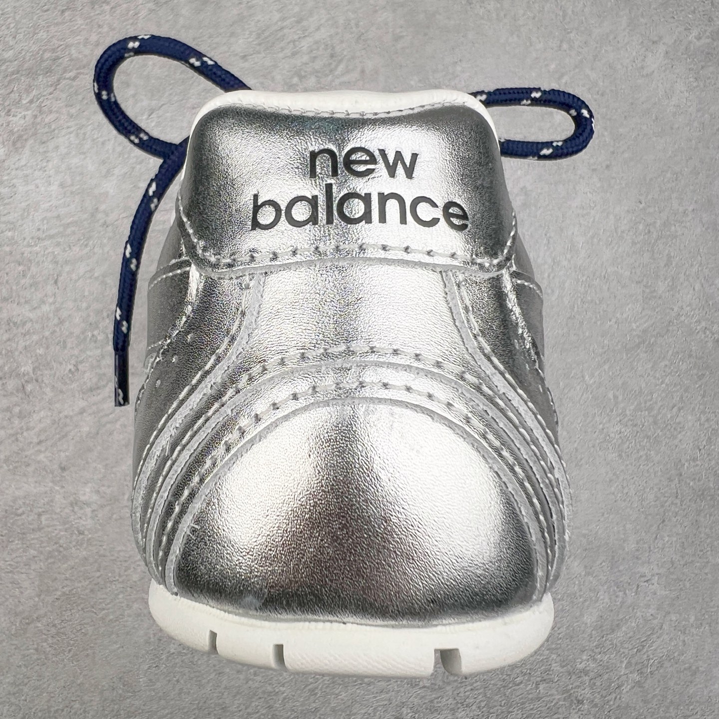 图片[8]-＃莞产 Miumiu x New Balance NB530 新百伦缪缪联名款复古运动鞋 全套原楦原纸板原厂数据开发 原厂三文治网纱 原装进口羊皮加羊反绒正确绒感卡色 正确中底拉帮中底纸板满印细节 冲裁组合 匠心打造 耗时两个月开发完成 工艺极其复杂难度可想而知 新开独立私模大底 全网唯一正确私模大底 高端零售专供产物 这双变奏版本的530 SL 有着抢眼的双鞋带系统 以撞色的拼接感带出不同以往的风格 同时透过网眼面料与麂皮呈现复古质地 除了极为受到欢迎的棕色调之外 还推出了轻盈的裸白色系 而双方的联名徽标则展现在鞋舌以及内里衬底之上 搭配棉质和皮革的双重鞋带设计呈现出不俗的质感 此番的一大亮点就是将原来的ABZORB 鞋底更换为超薄外底 诠释Y2K风造型 鞋舌上的\\\”Miu Miu\\\”和\\\”NB\\\”Logo彰显联名身份 整双鞋带来浓浓的复古氛围 尺码：36 37 37.5 38 38.5 39.5 40 40.5 41.5 42 42.5 43 44 44.5 45-选品中心